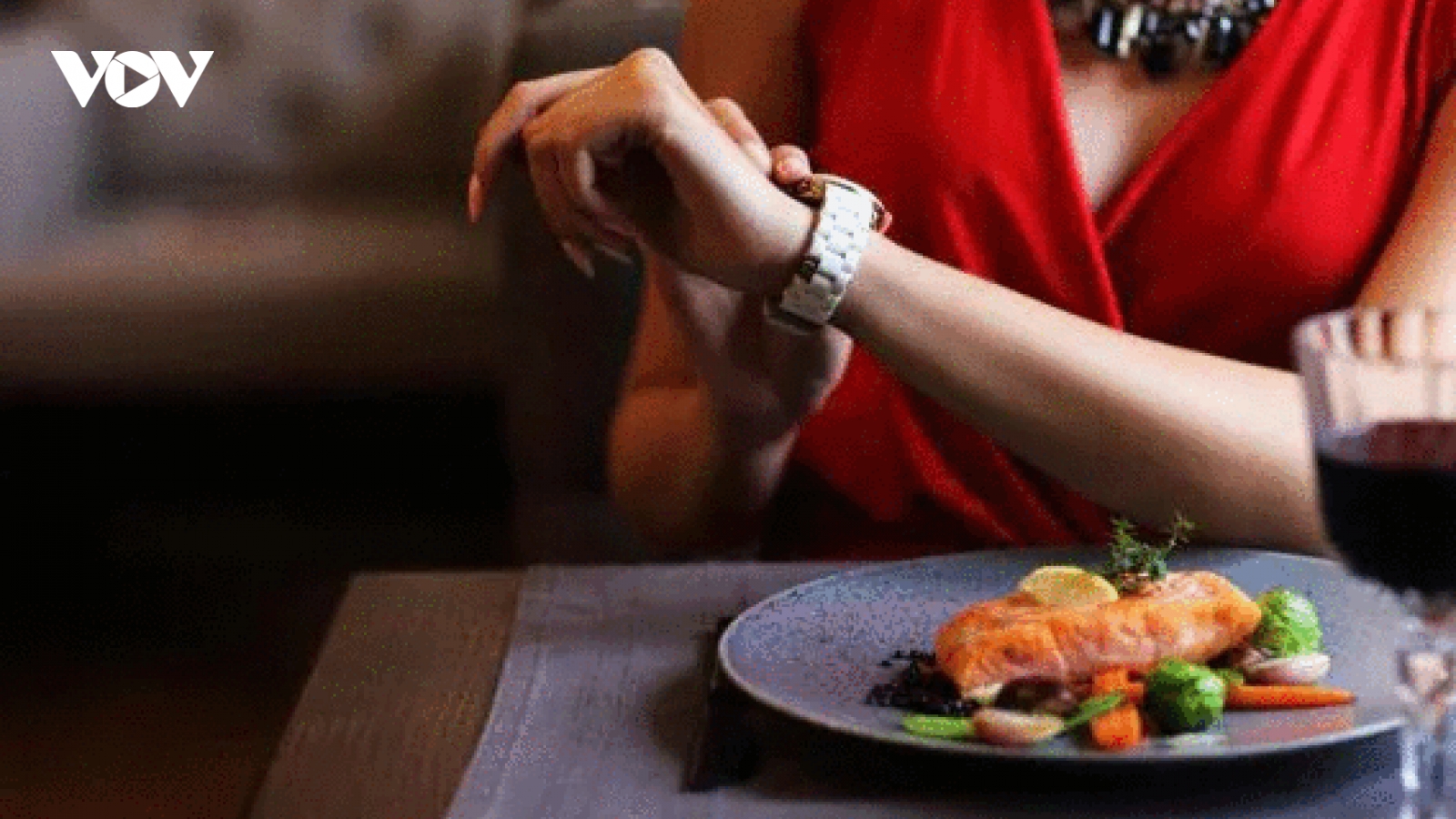 Ông chồng bị vợ bỏ rơi ở nhà hàng chỉ vì... đi vệ sinh quá lâu