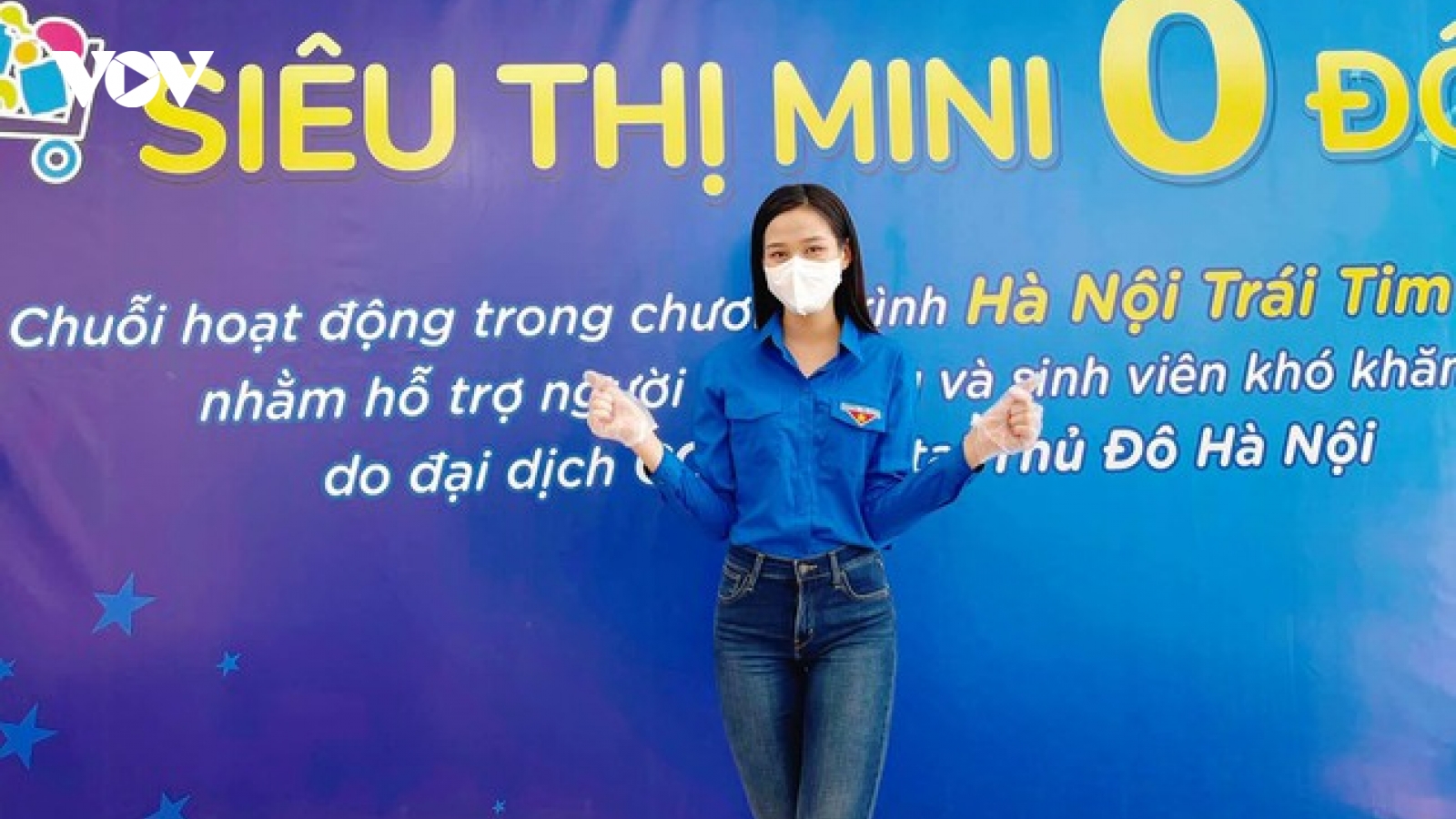 Hoa hậu Đỗ Thị Hà mặc áo xanh tình nguyện hỗ trợ người dân chọn đồ tại "Siêu thị 0 đồng"