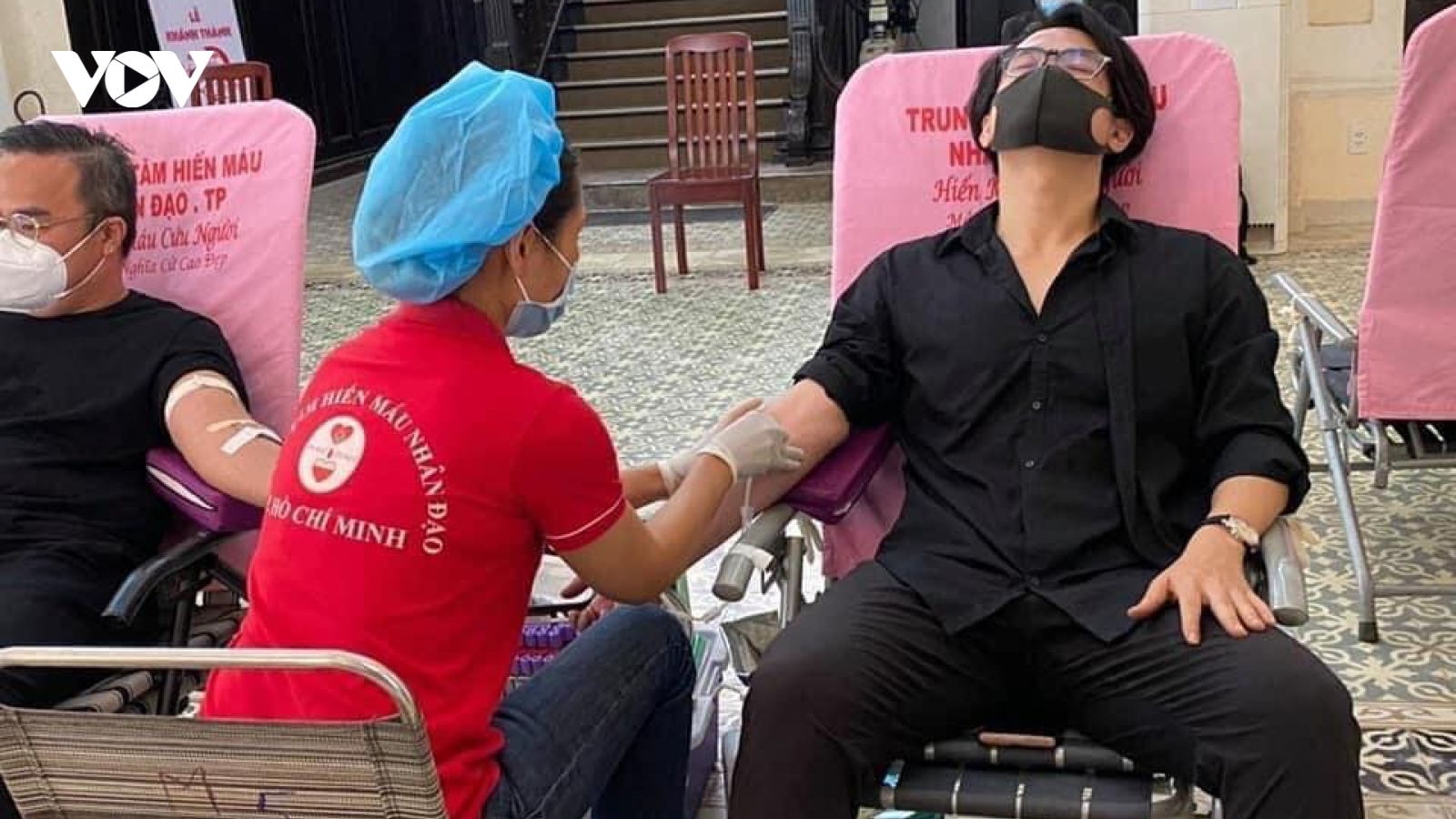 Hà Anh Tuấn lặng lẽ đi hiến máu nhân đạo giữa mùa dịch