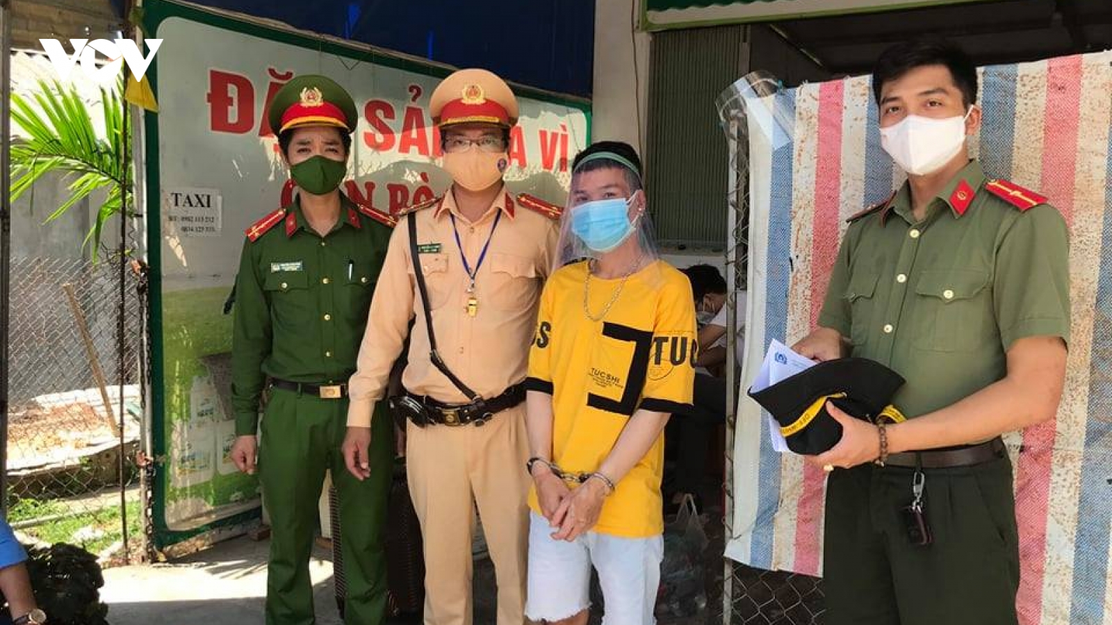 Bắt nam thanh niên dùng gạch tấn công tổ công tác tại chốt kiểm dịch Covid-19