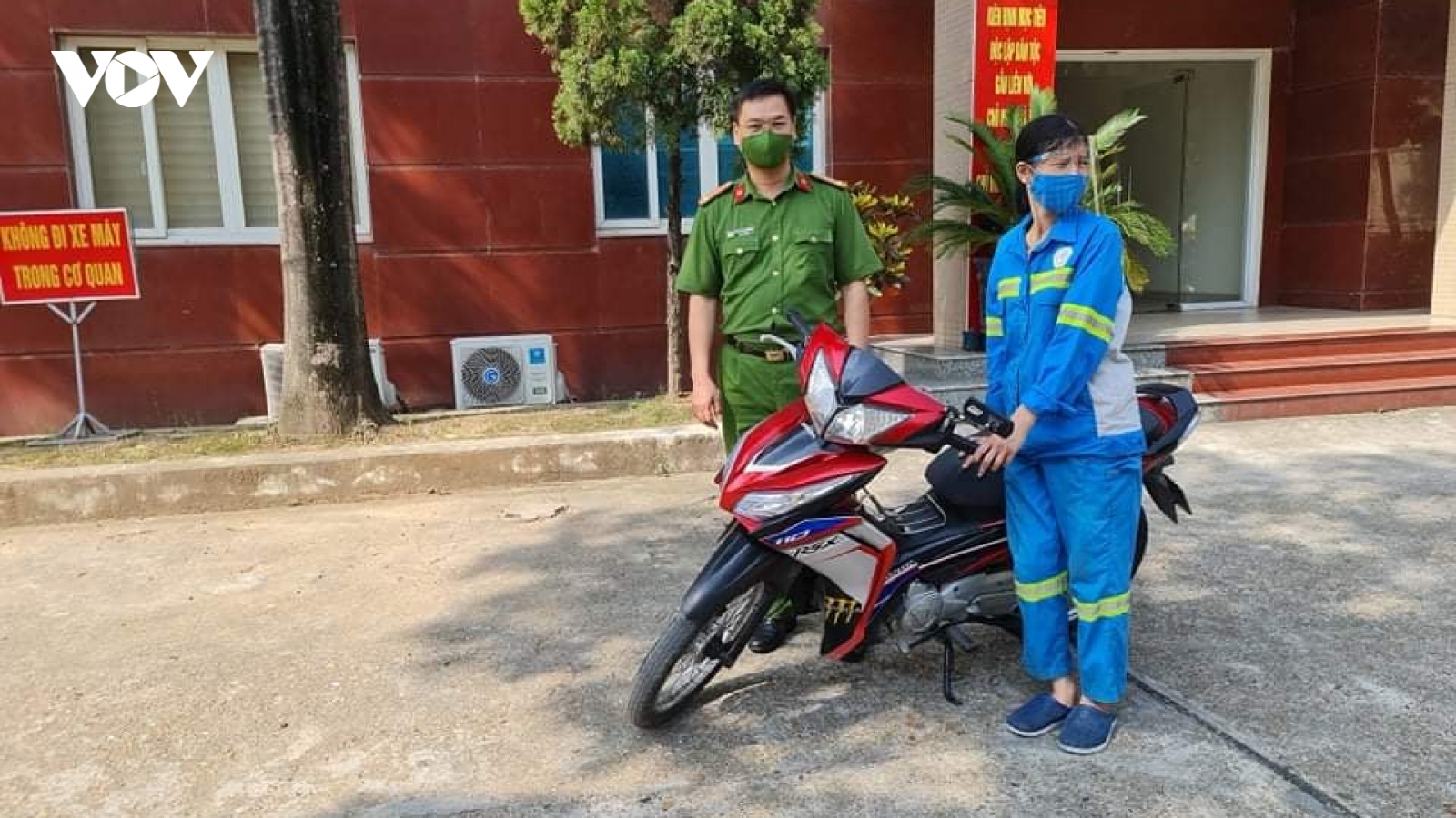 Nữ lao công bị cướp tặng lại xe máy cho đồng nghiệp