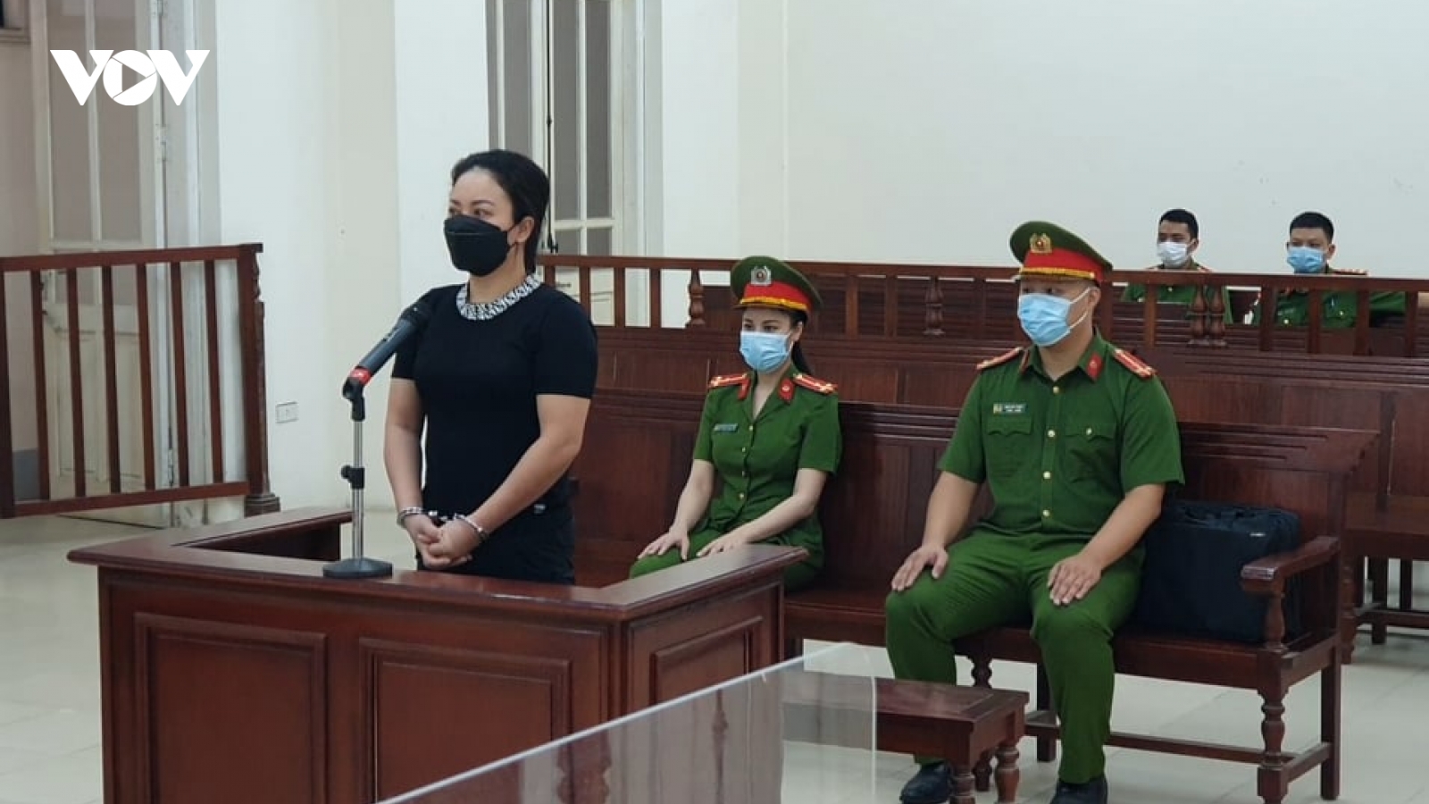 Nữ chủ quán karaoke mở cửa "chui", chống người thi hành công vụ lĩnh án tù