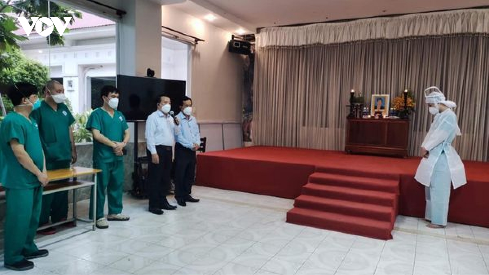 Nam điều dưỡng lập bàn thờ vọng chịu tang cha tại Trung tâm Hồi sức bệnh nhân COVID-19