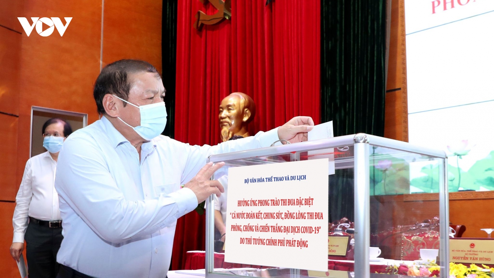 Bộ VHTT&DL quyên góp gần 800 triệu đồng ủng hộ văn nghệ sĩ, HLV, VĐV khó khăn do COVID-19
