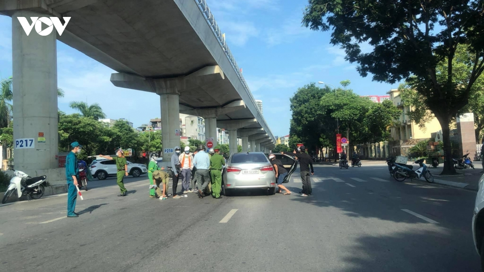 Hà Nội xử phạt hơn 1000 trường hợp vi phạm trong ngày giãn cách thứ 14
