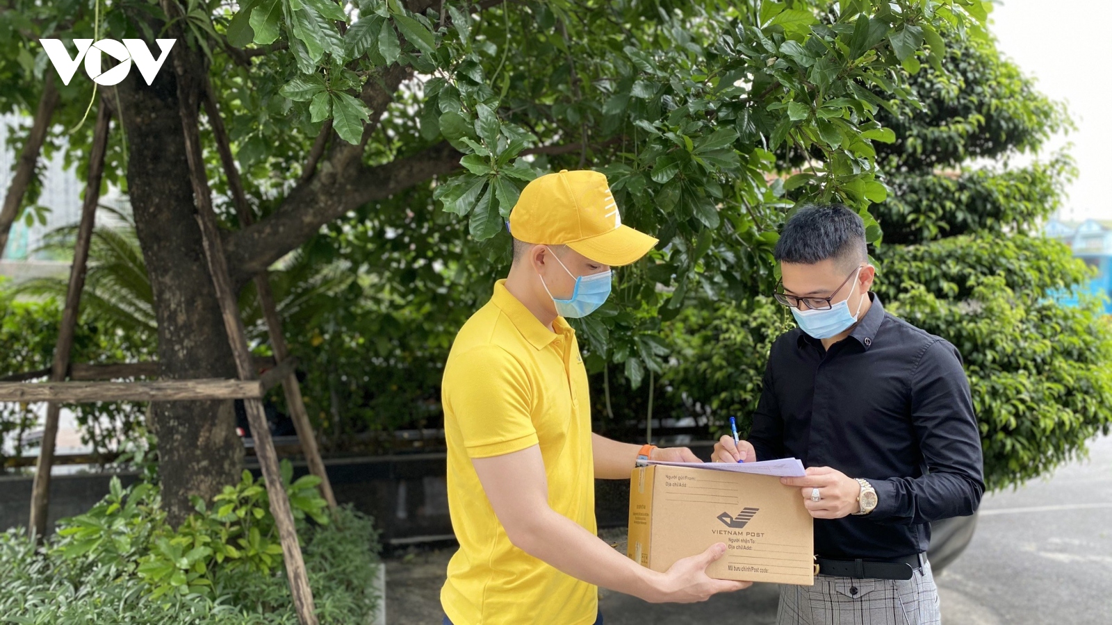 Từ ngày 26/8, Bưu điện phát sách giáo khoa và đồ dùng học tập cho học sinh tại nhà