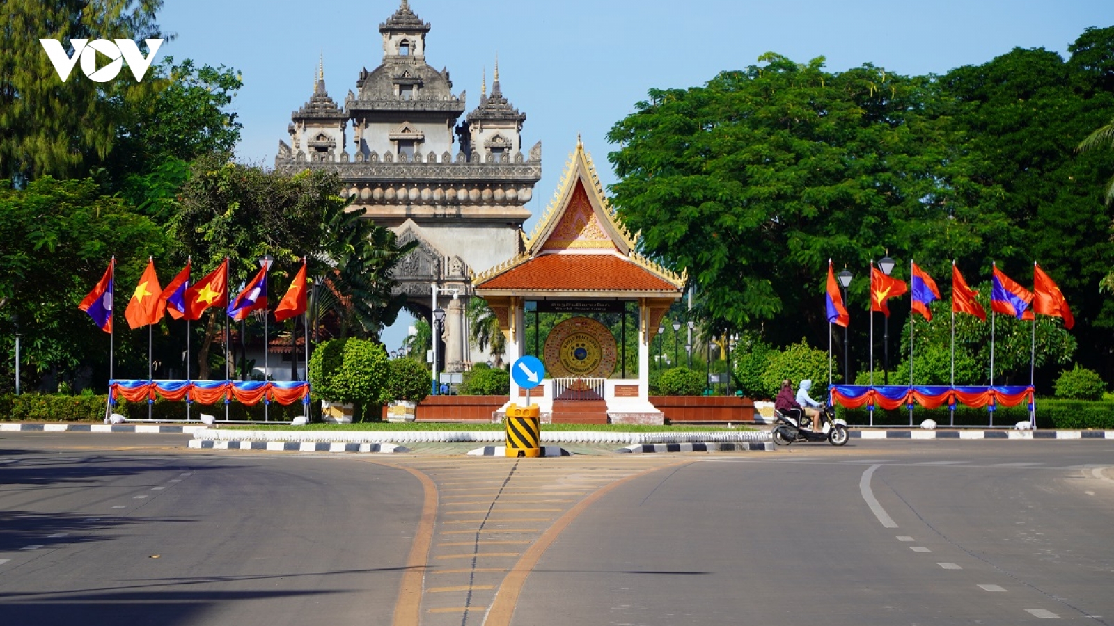 Vientiane rực rỡ cờ hoa trước thềm chuyến thăm Lào của Chủ tịch nước Nguyễn Xuân Phúc