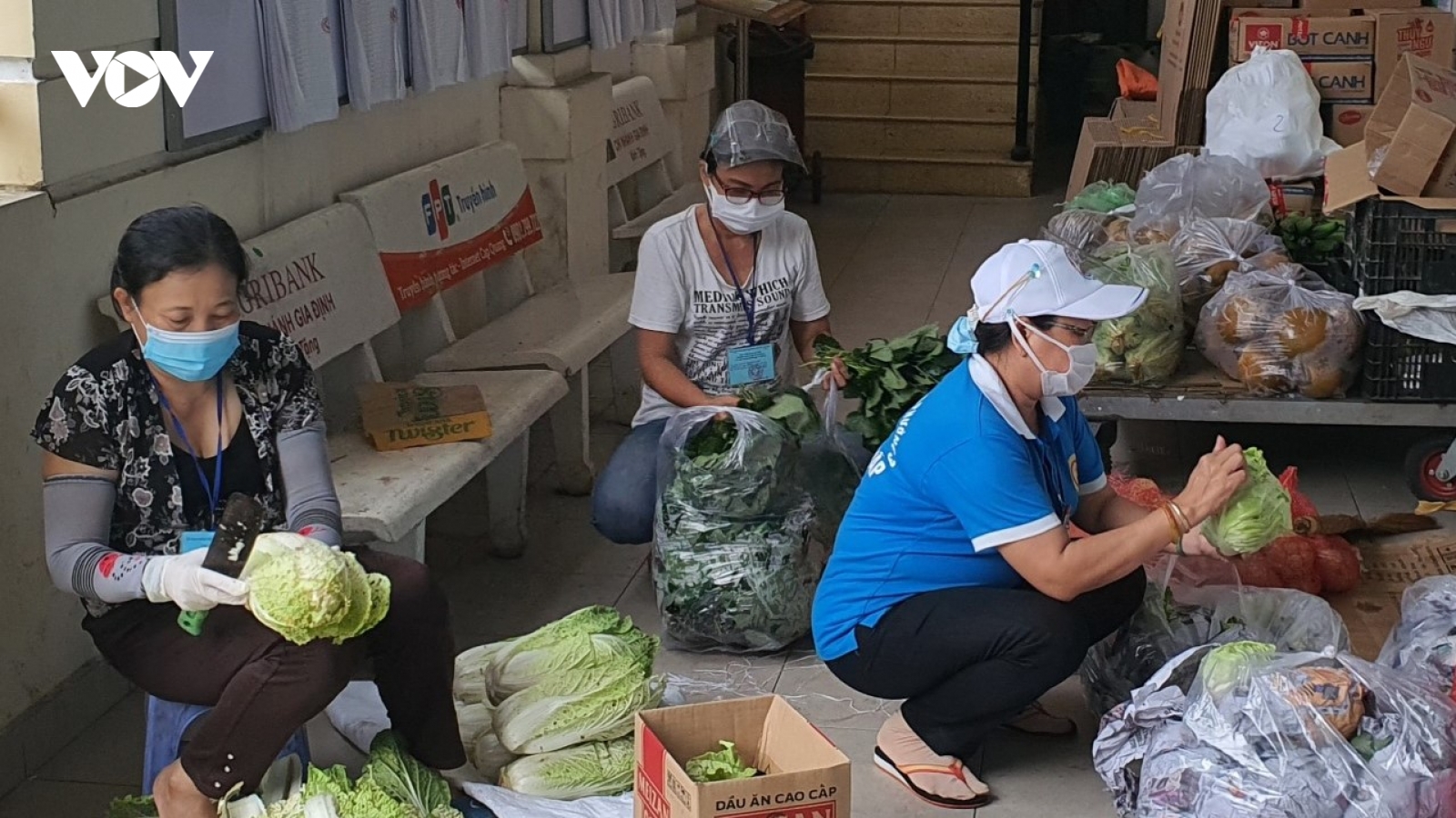 Có người "đi chợ giúp", người dân TP. HCM yên tâm hơn