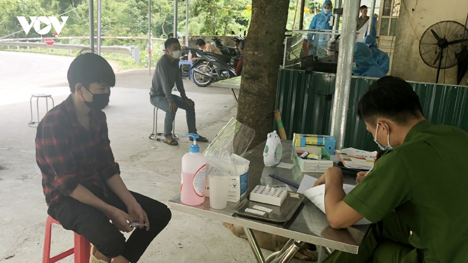 8 người bị xử phạt gần 40 triệu đồng do trốn khai báo y tế, tiếp tay cho người vi phạm