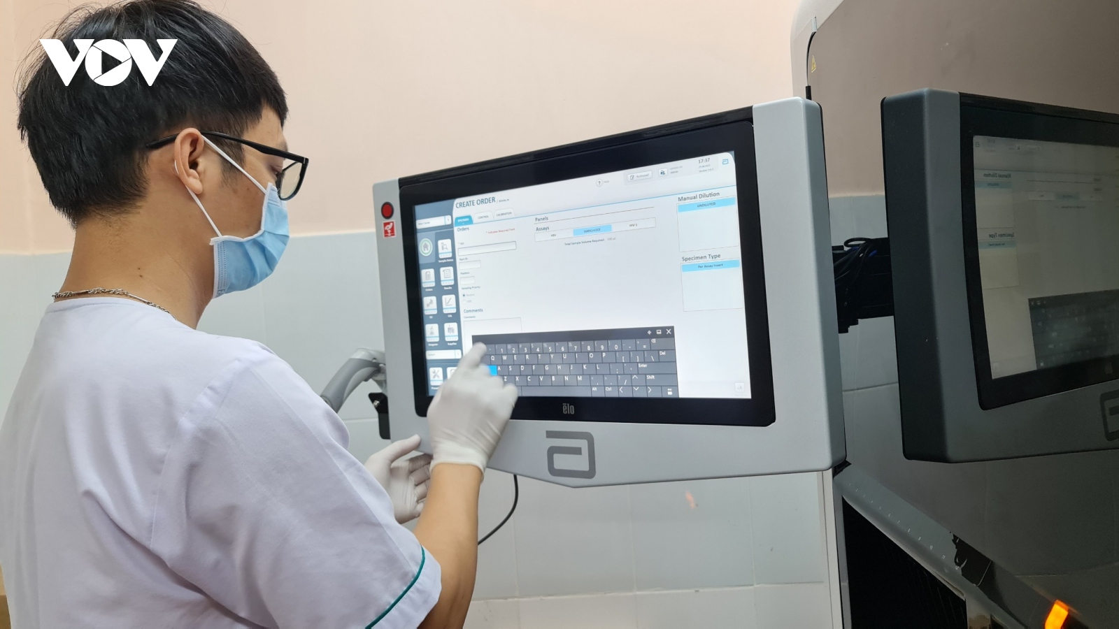 Bệnh viện Quân y 175 khai thác hệ thống xét nghiệm PCR tự động 1.000 mẫu/ngày