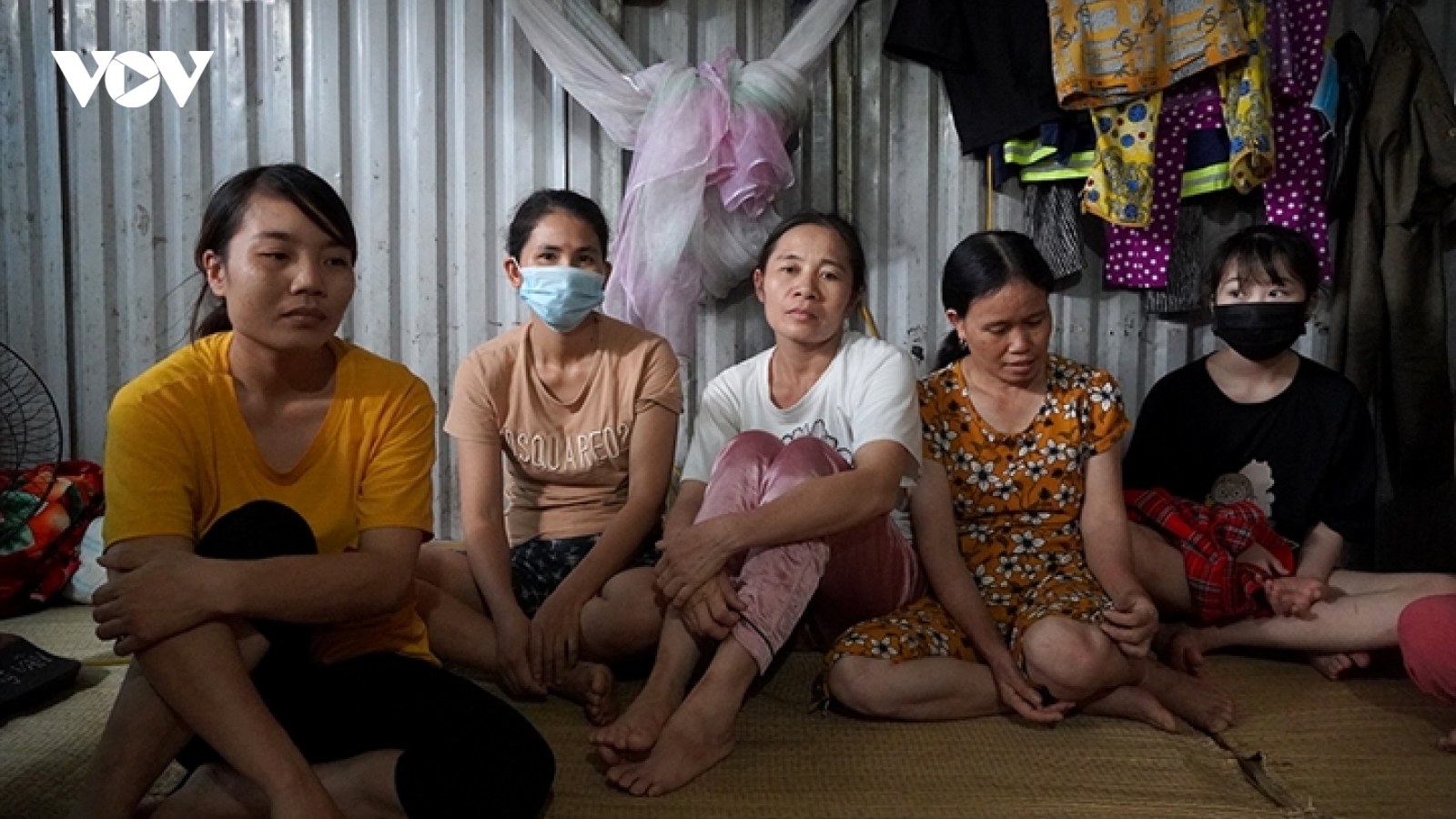 Kẹt lại Hà Nội, lao động nghèo nấu mì tôm làm canh sống qua ngày