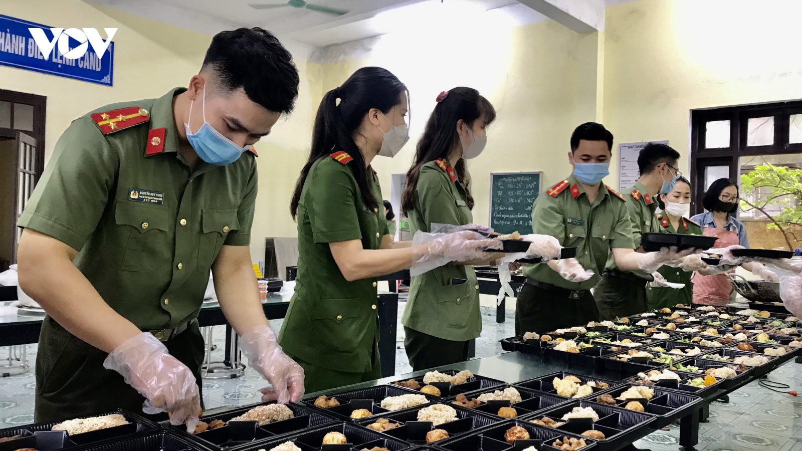 Bữa cơm ấm tình đồng đội tại các chốt phòng chống dịch ở Thái Bình