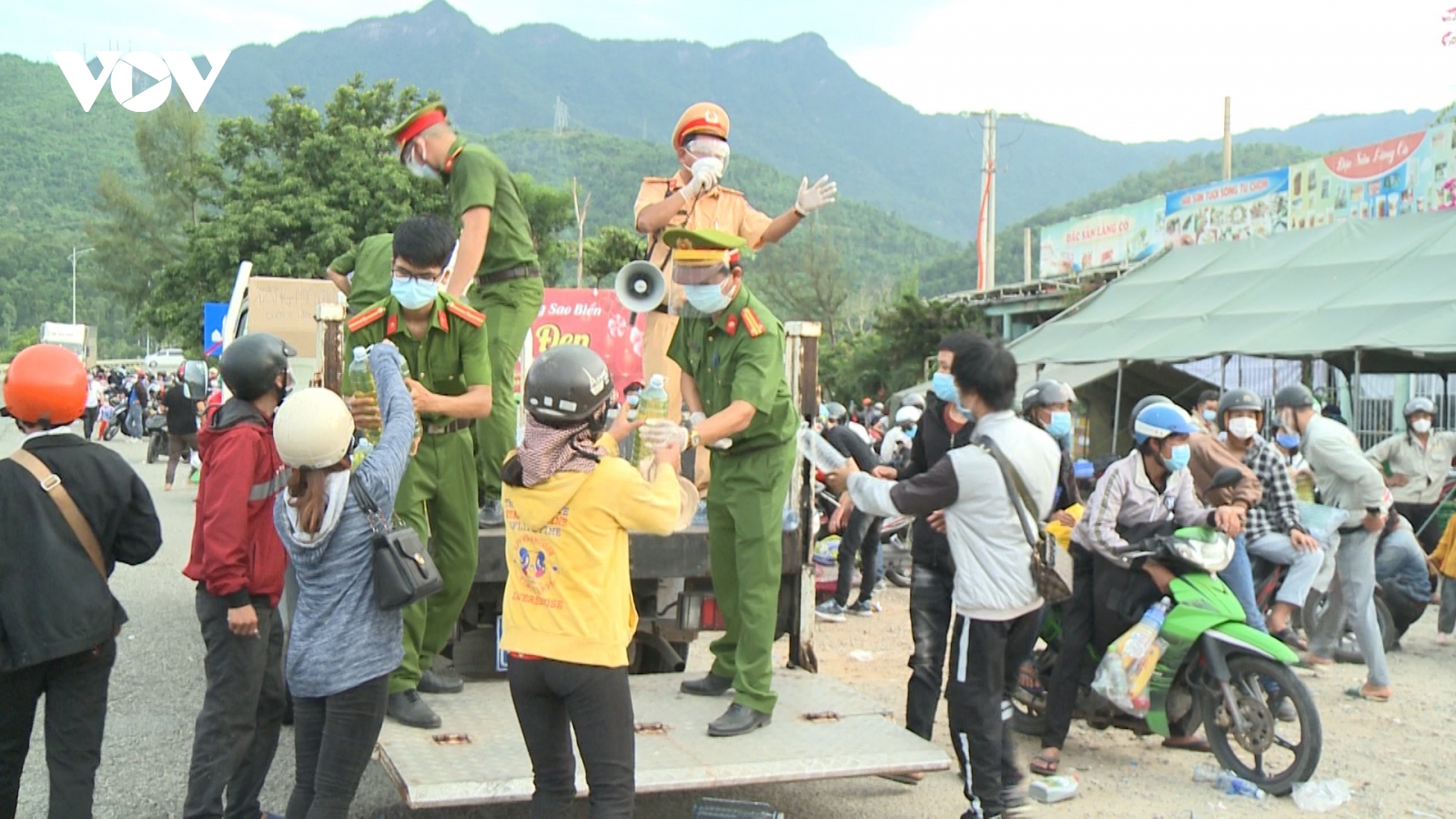 Người dân Thừa Thiên Huế hỗ trợ đồ ăn, nước uống, xăng...cho bà con trên hành trình về quê