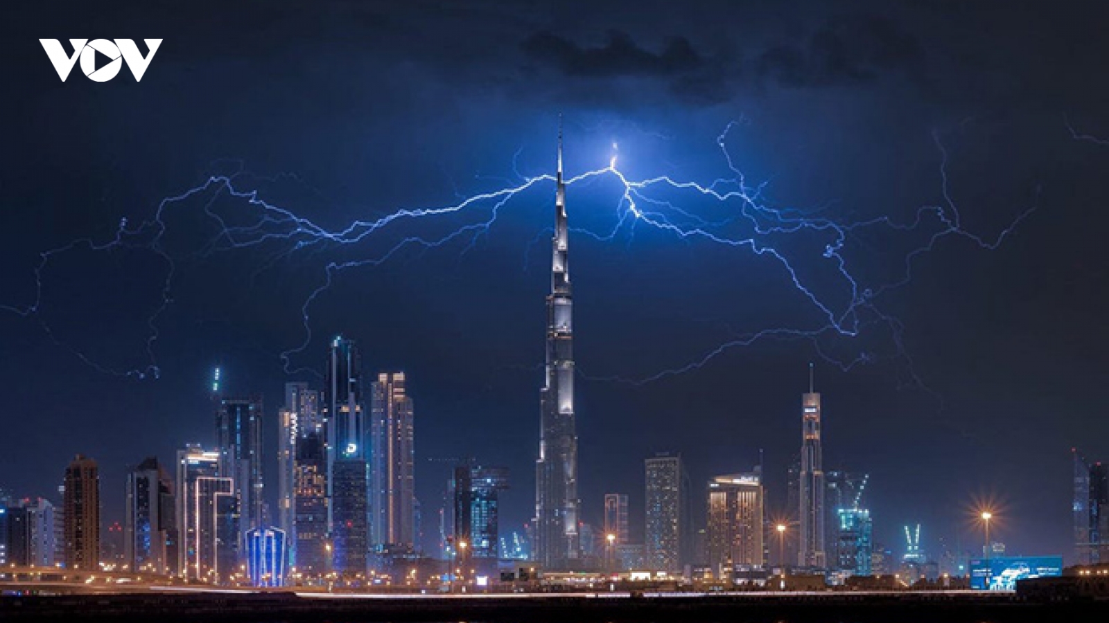 Máy bay không người lái tạo mưa ở Dubai như thế nào?