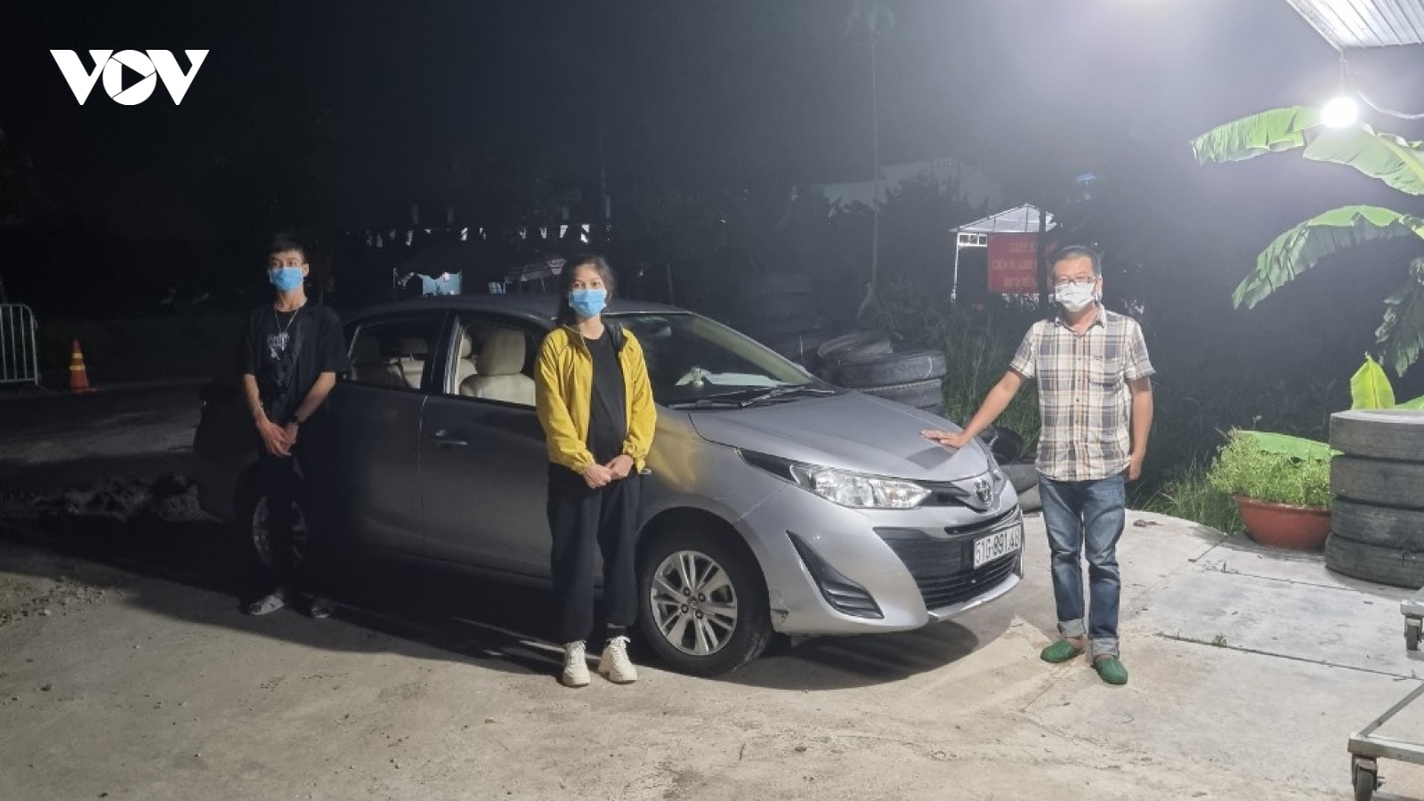 Bắt tài xế dùng xe hoạt động từ thiện để chở thuê người từ vùng dịch về quê