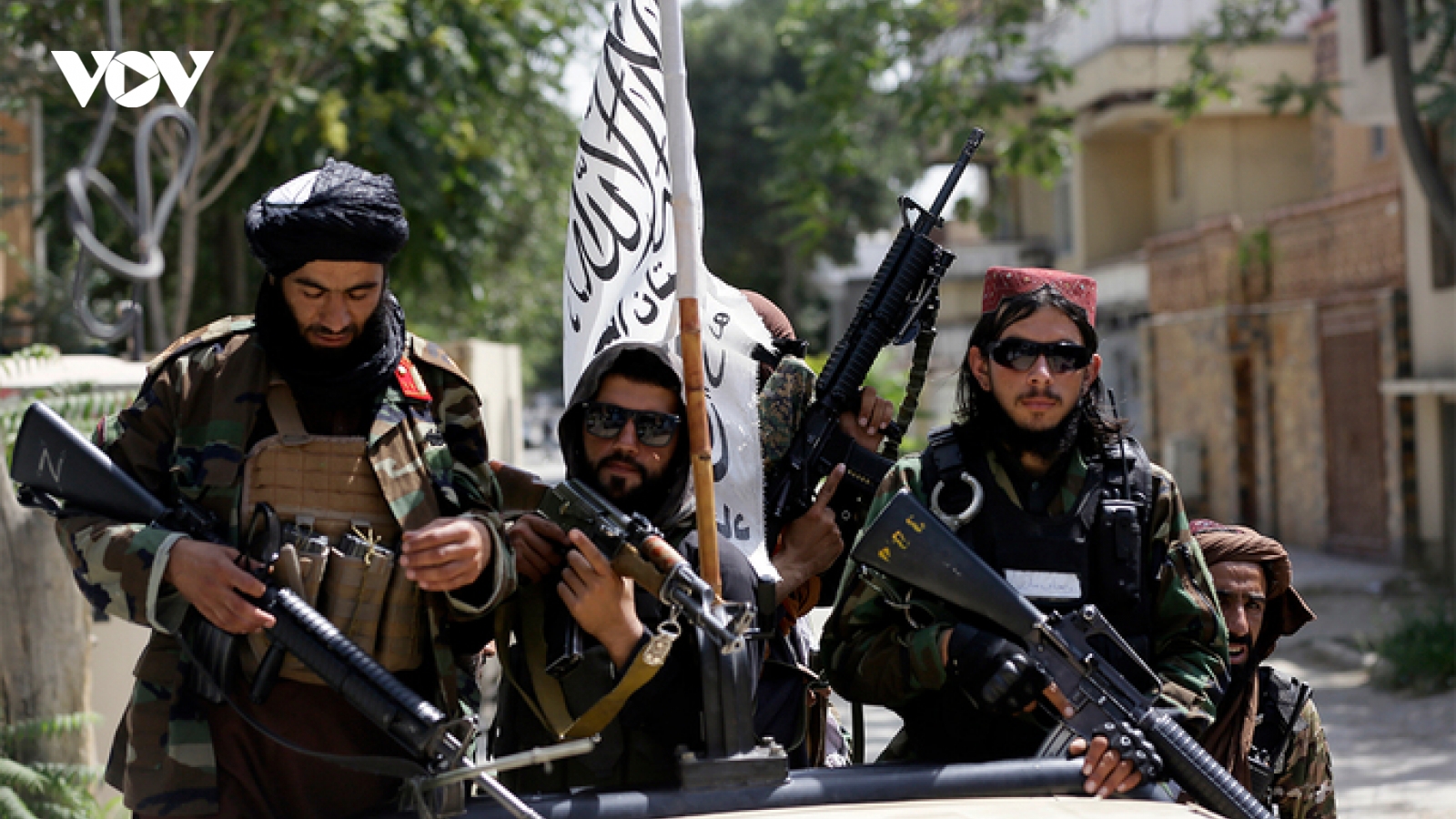 Taliban họp báo tại sân bay Kabul, Anh và Mỹ vẫn còn công dân tại Afghanistan