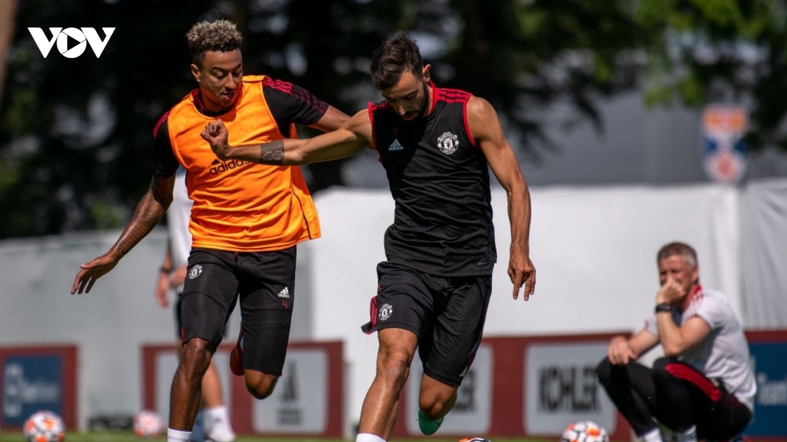 Jesse Lingard so kè với Bruno Fernandes trong buổi rèn quân của MU