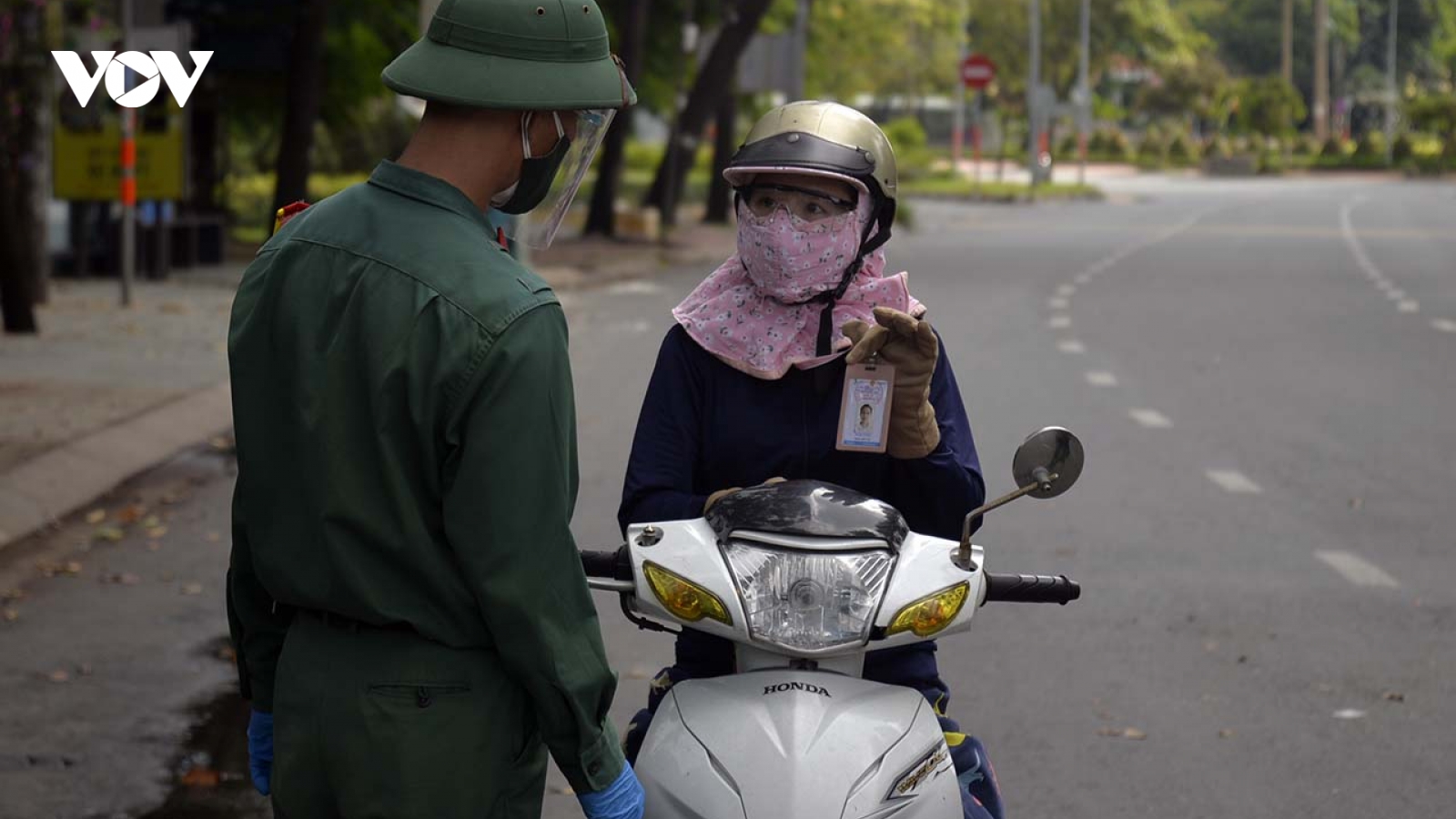 TP.HCM: Nhân viên siêu thị được phép ra đường