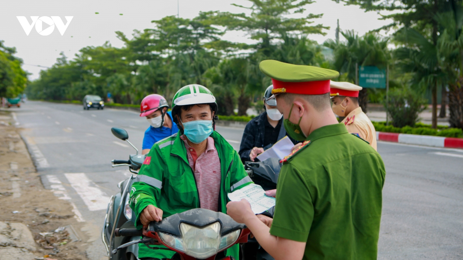 Hà Nội yêu cầu trình giấy đi đường kèm theo lịch trực, căn cước công dân...