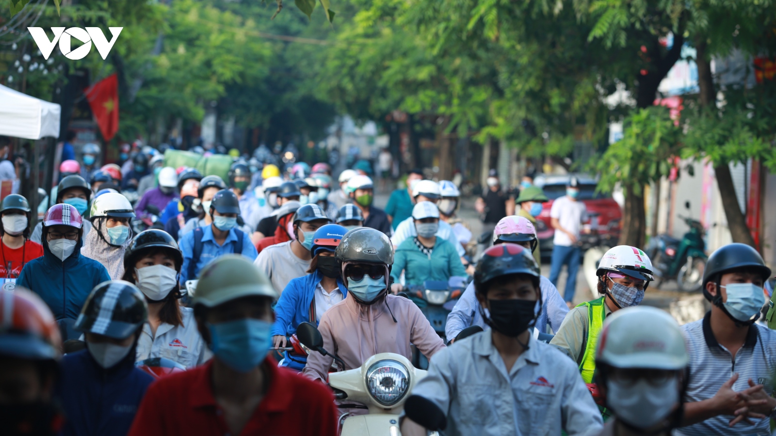 Ùn tắc ở chốt kiểm soát vì xã yêu cầu người ra đường phải có lịch trực