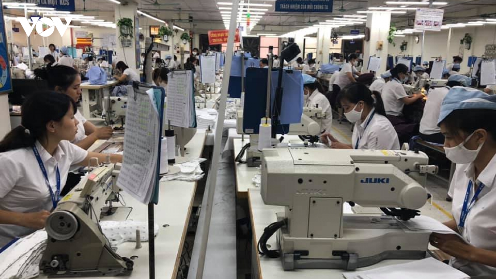 Mặc đồng phục “3 tại chỗ” cho tất cả doanh nghiệp: Thất bại