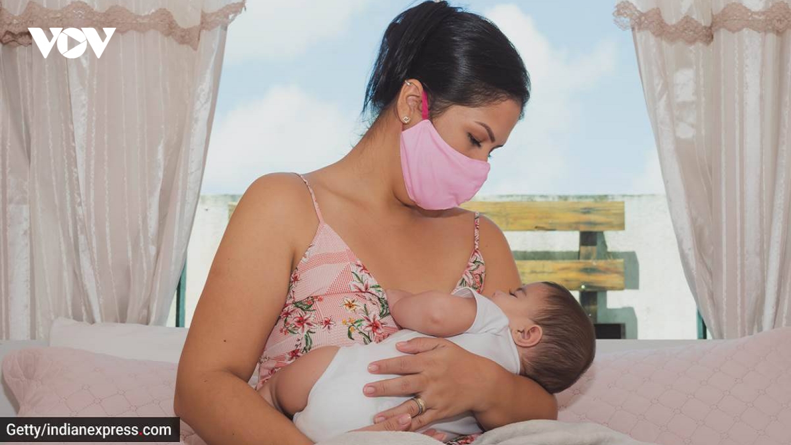 Cách cho con bú khi mẹ dương tính với COVID-19