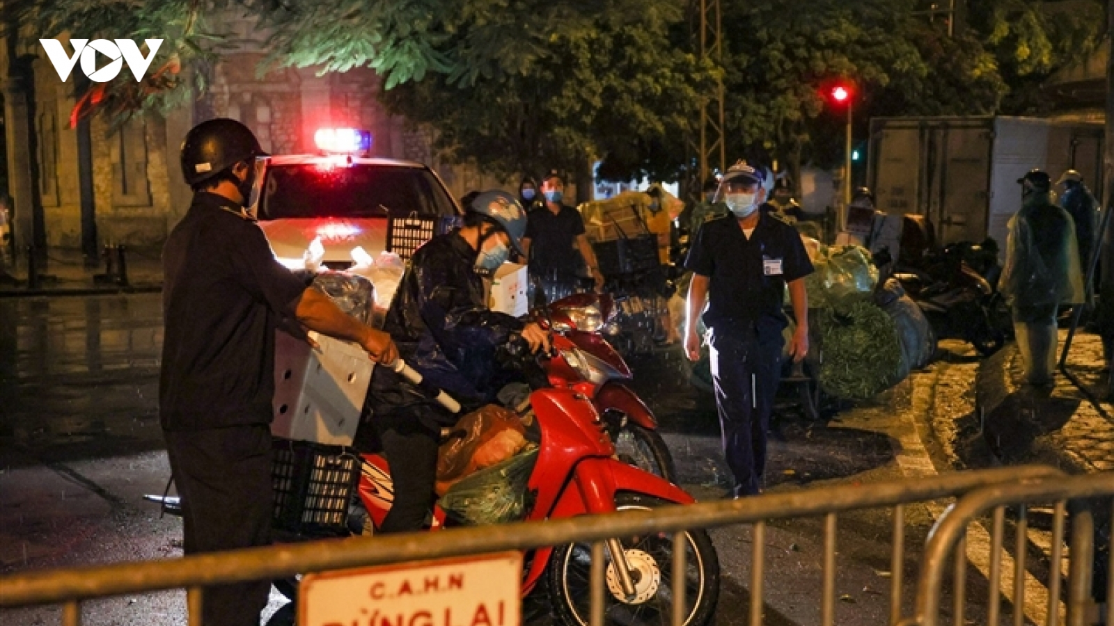 Hà Nội: Trắng đêm dẹp chợ nông sản trái phép cạnh Bốt Hàng Đậu