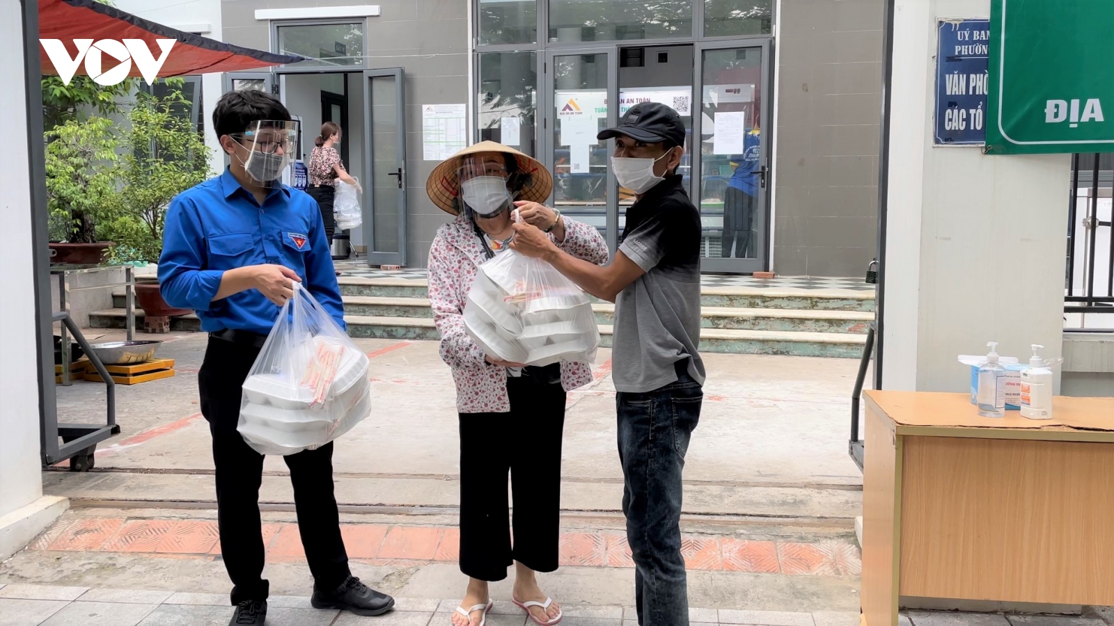 Bếp ăn 0 đồng giúp người dân nghèo tại Hà Nội yên tâm “ở tại chỗ” trong mùa dịch