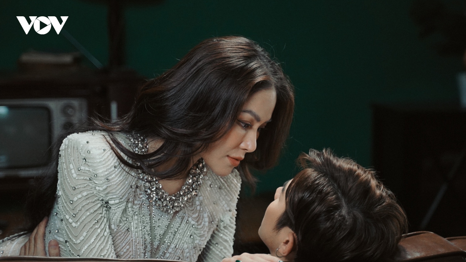 Tuyết Nga gây bất ngờ với hình ảnh hở bạo trong MV mới