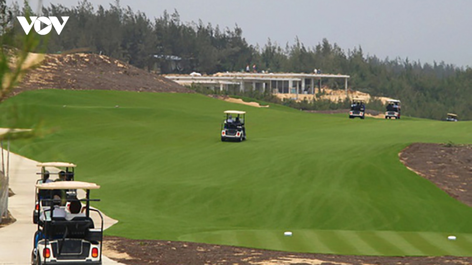 Cán bộ đánh golf khi giãn cách: Đình chỉ Giám đốc Trung tâm Thông tin xúc tiến du lịch