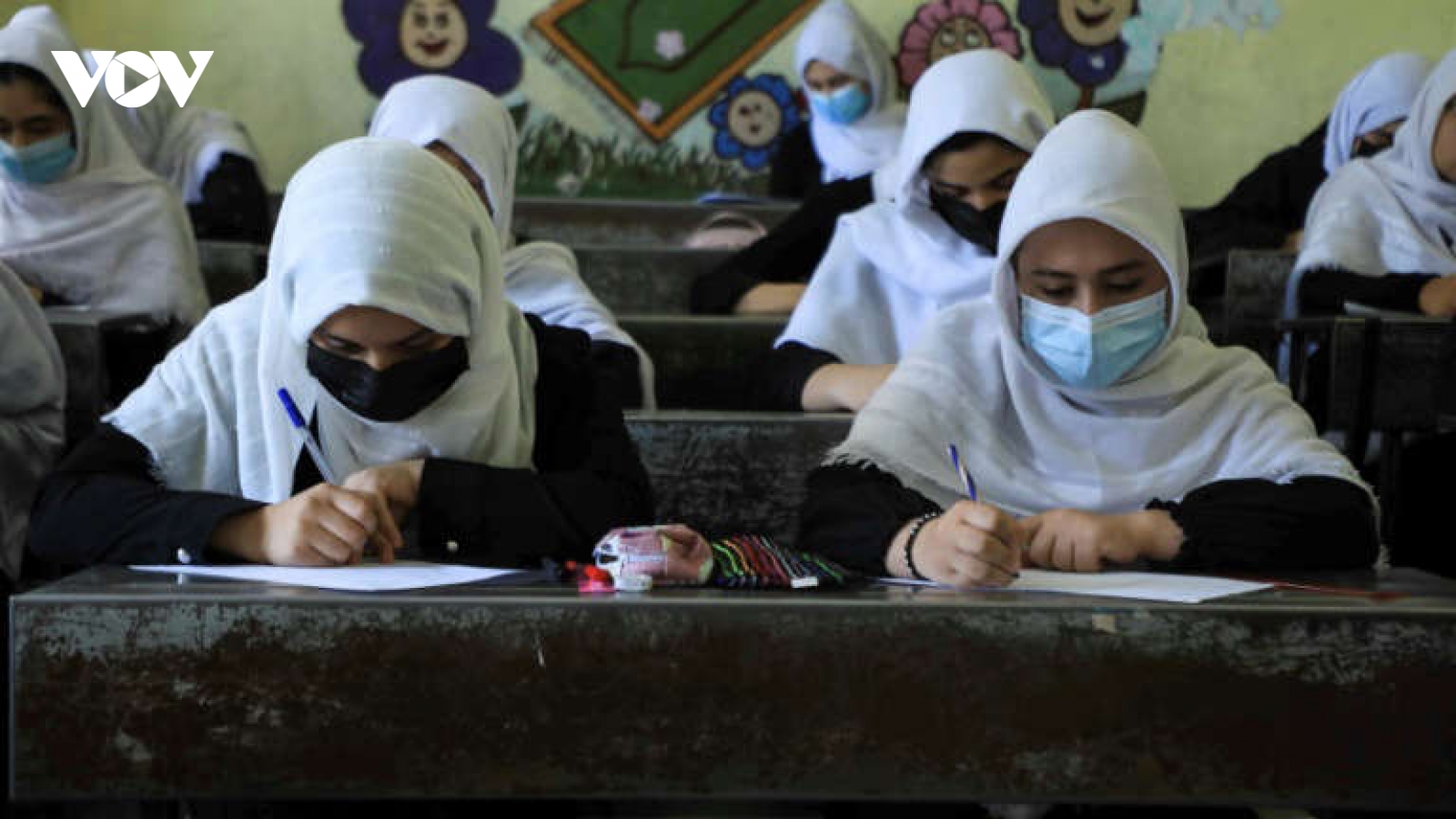 Nữ sinh choàng khăn trùm đầu đi học sau khi Taliban kiểm soát Afghanistan