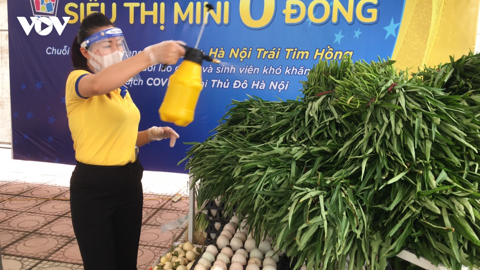 “Siêu thị mini 0 đồng” đầu tiên ở Hà Nội giúp đỡ người dân gặp khó khăn