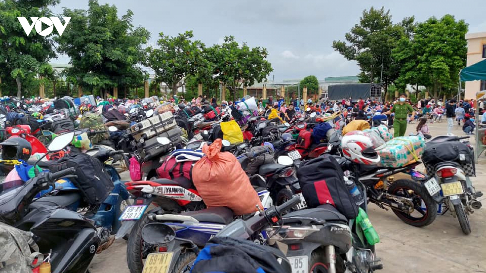 Bình Dương tiếp tục giãn cách xã hội, vận động hàng nghìn người dân trở về nơi cư trú