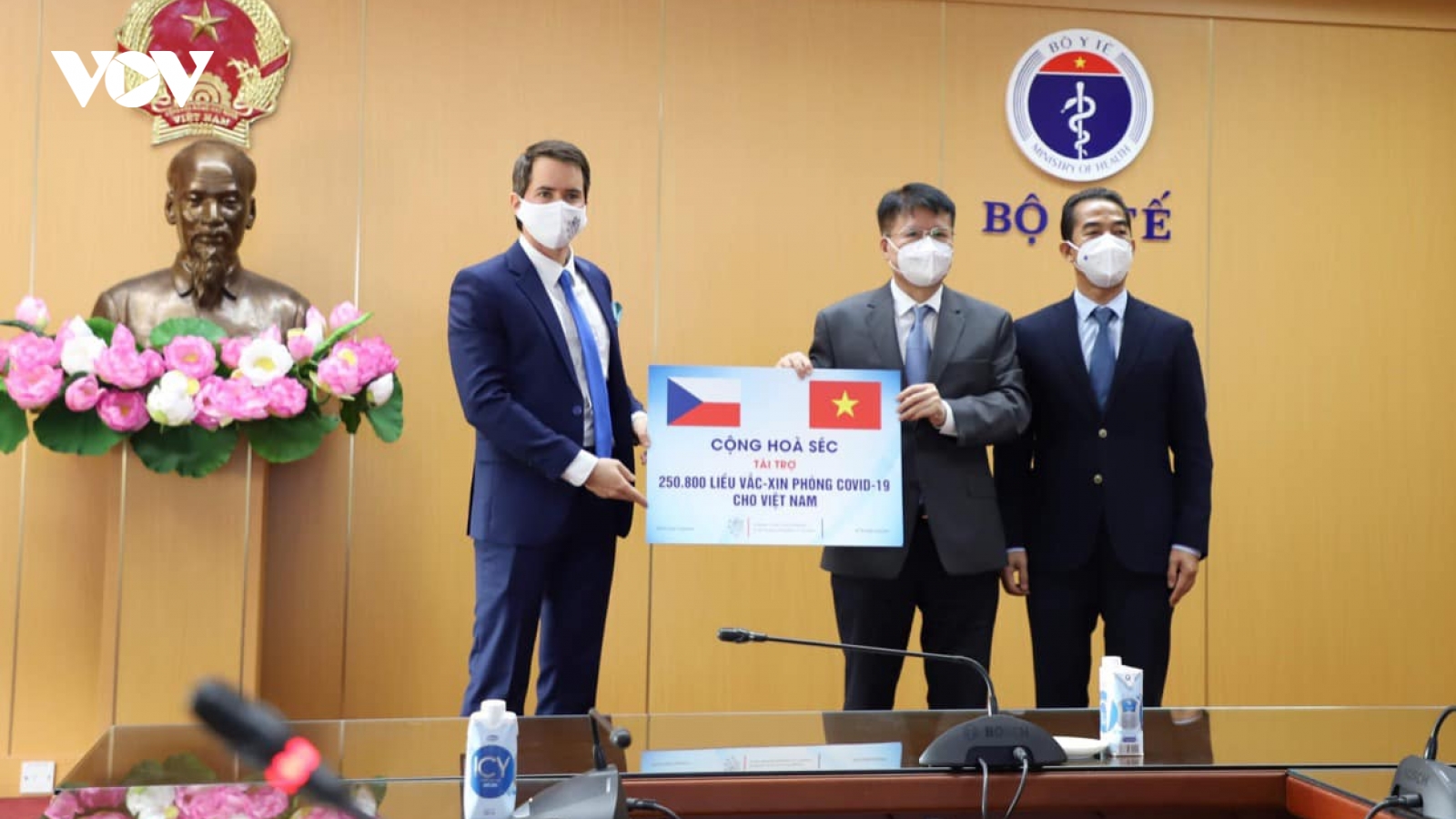 Việt Nam tiếp nhận hơn 250.000 liều vaccine COVID-19 do Séc trao tặng