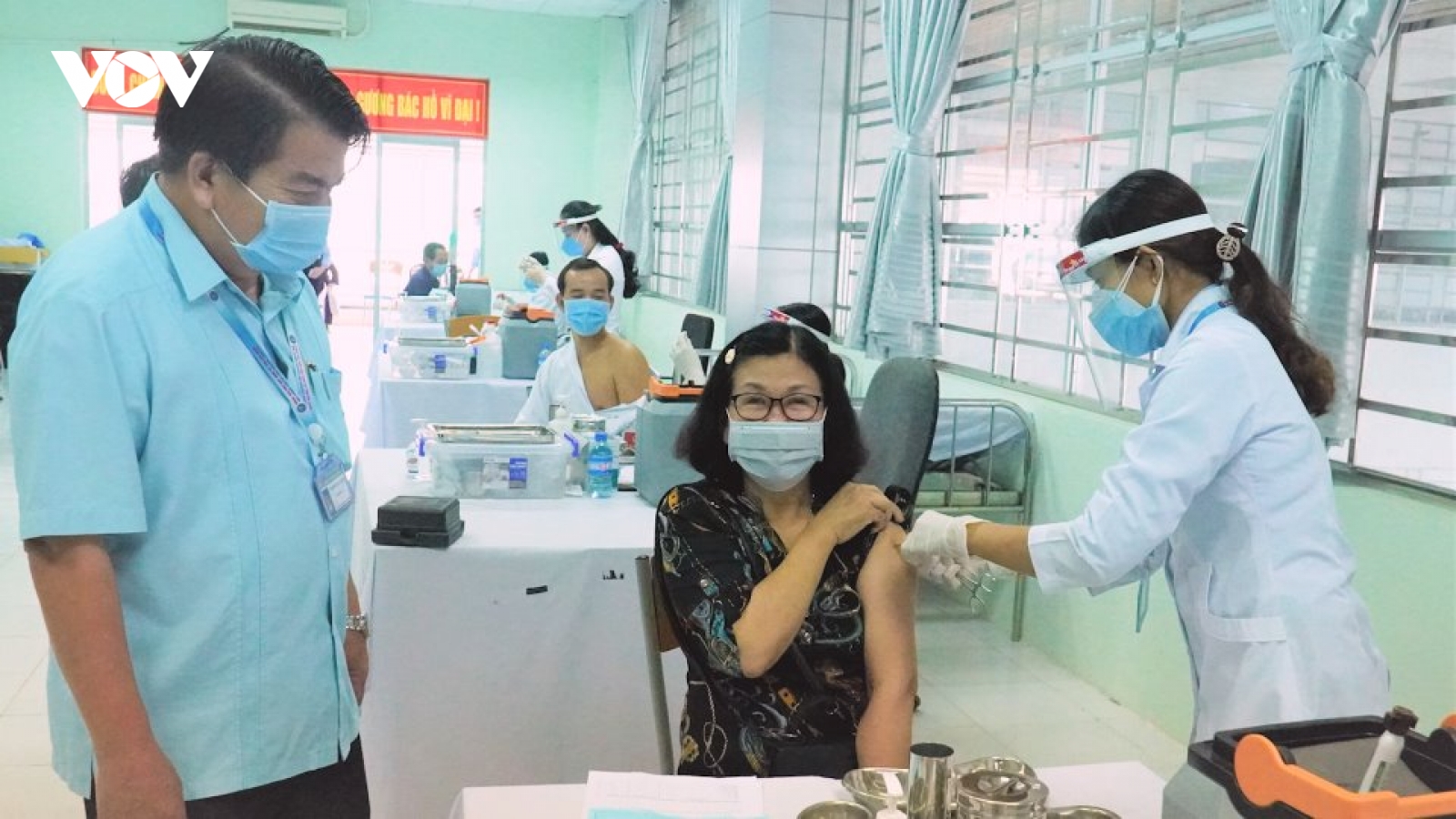 Các tỉnh đẩy nhanh tốc độ tiêm vaccine phòng Covid-19