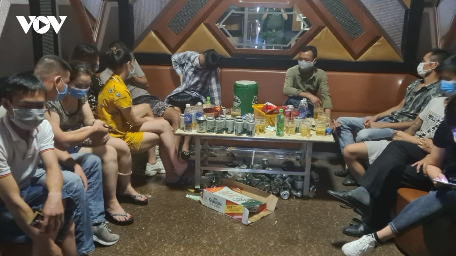 Phạt quán karaoke ở Vinh mở cửa đón khách giữa mùa dịch