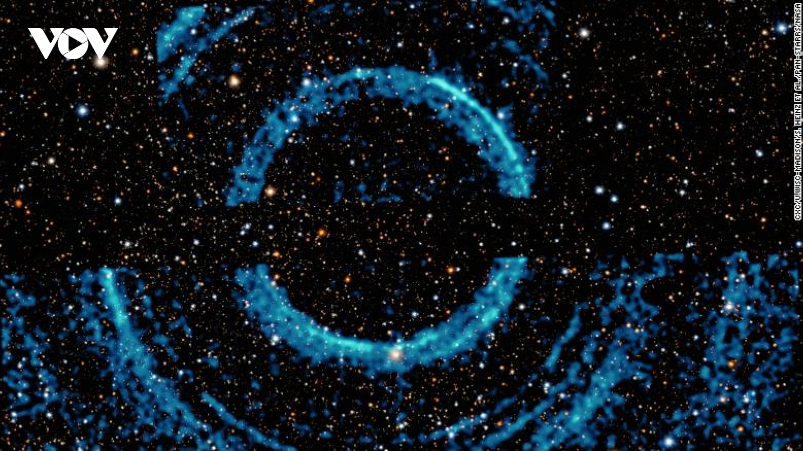 Hình ảnh ấn tượng của NASA ghi lại những vòng sáng ma quái quanh một hố đen
