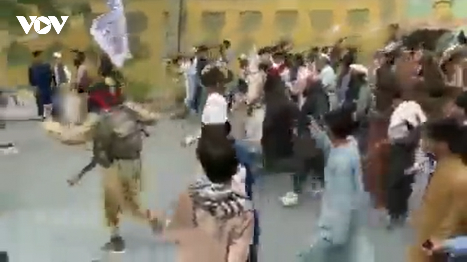 Taliban tiến thẳng vào quận đầu tiên của thủ đô Kabul mà không gặp bất kỳ kháng cự nào