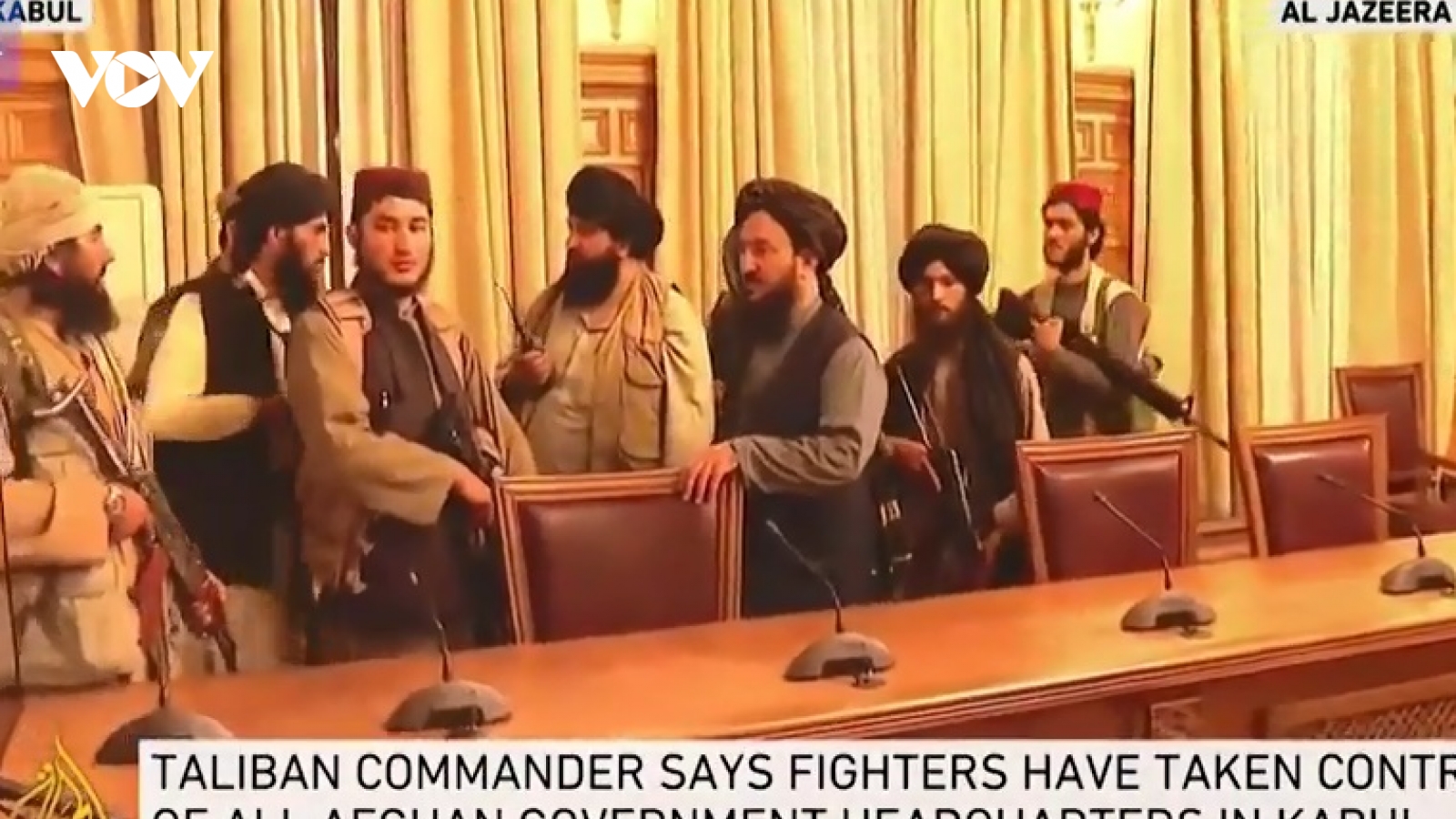 Video: Chiến binh Taliban cầm súng đứng ngồi, đi lại bên trong dinh tổng thống Afghanistan