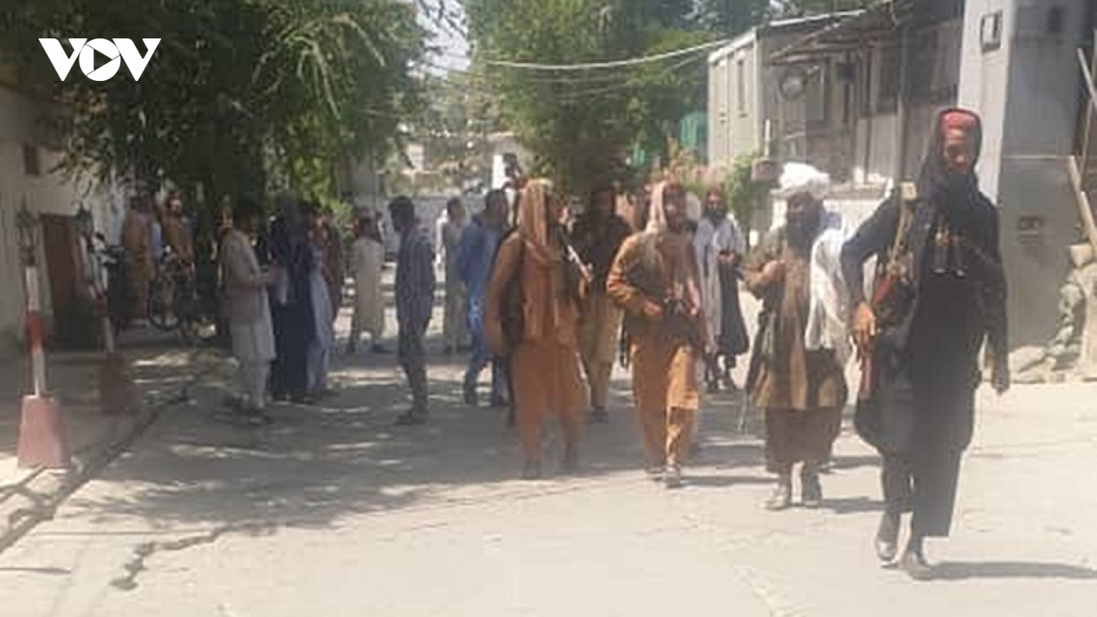 Taliban chiếm đài truyền hình hàng đầu Afghanistan, tịch thu vũ khí rồi lên sóng