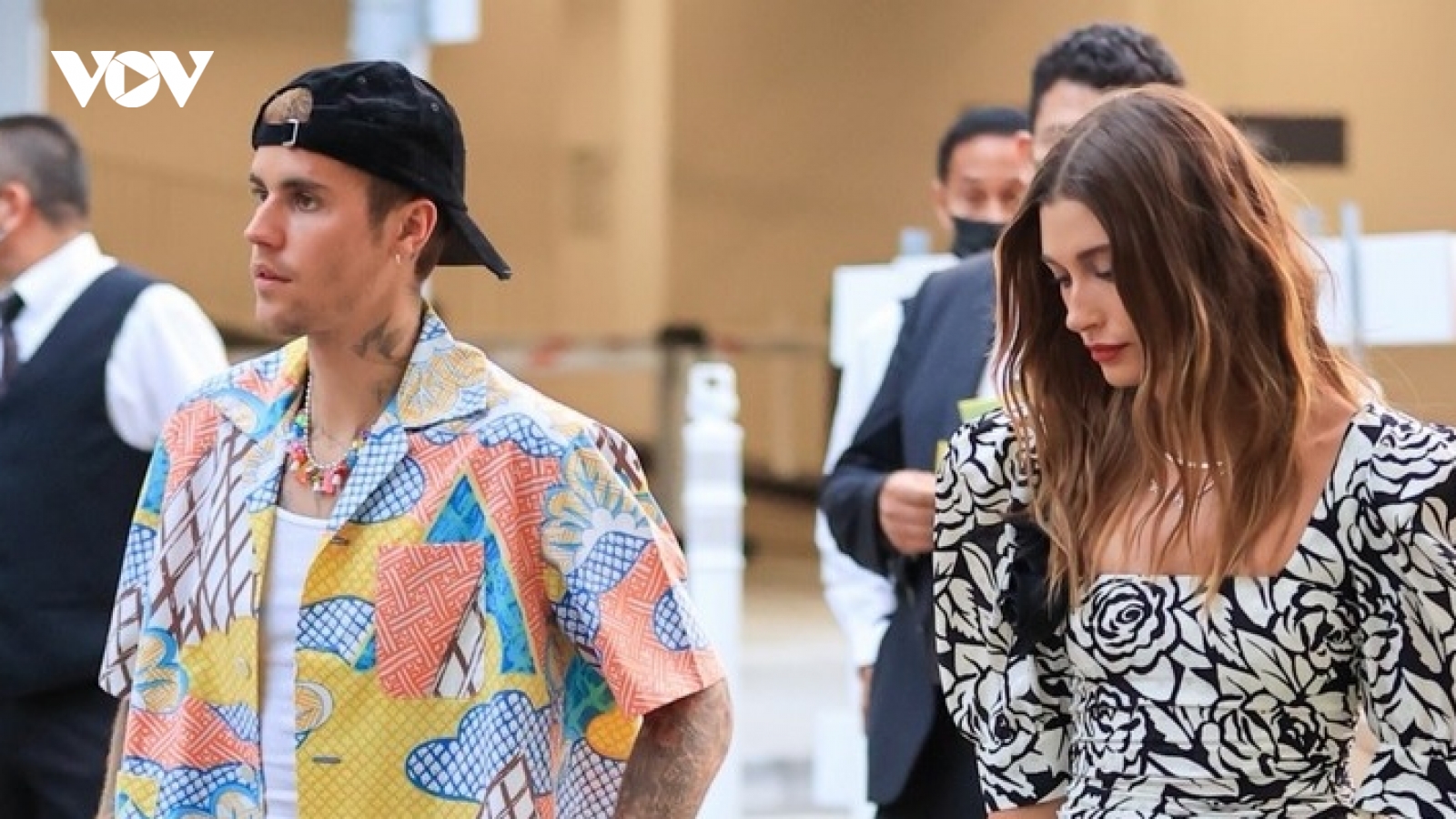 Hailey Baldwin phô dáng đẹp với đầm họa tiết gợi cảm