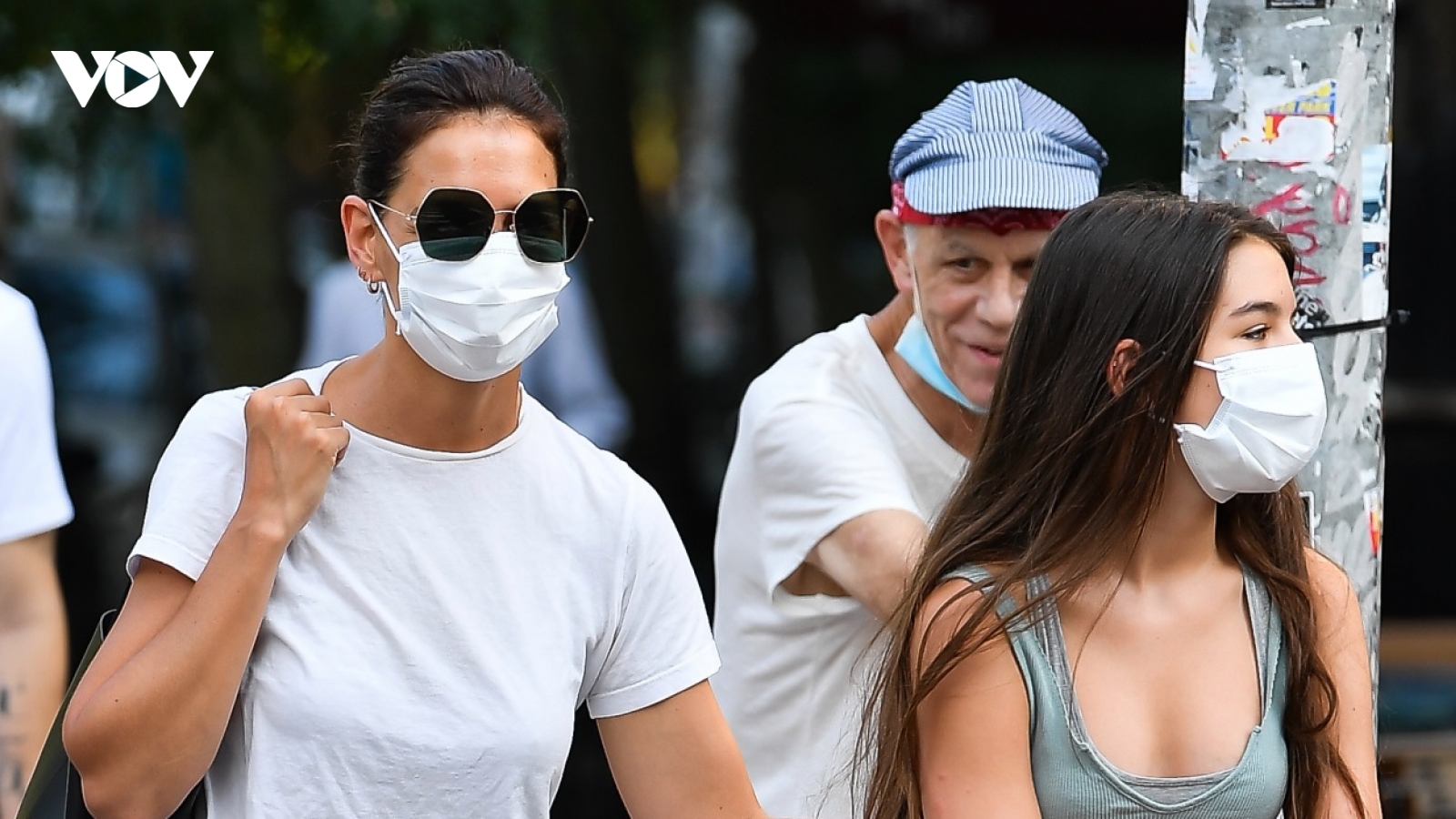 Con gái Tom Cruise ra dáng thiếu nữ xinh đẹp, đi ăn tối cùng mẹ