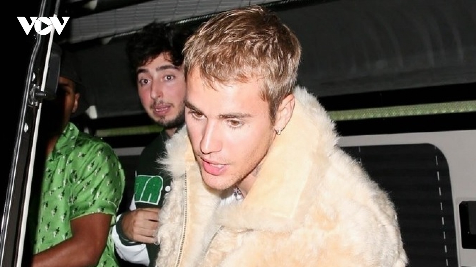 Vắng Hailey Baldwin, Justin Bieber một mình đến dự sự kiện lúc tối muộn