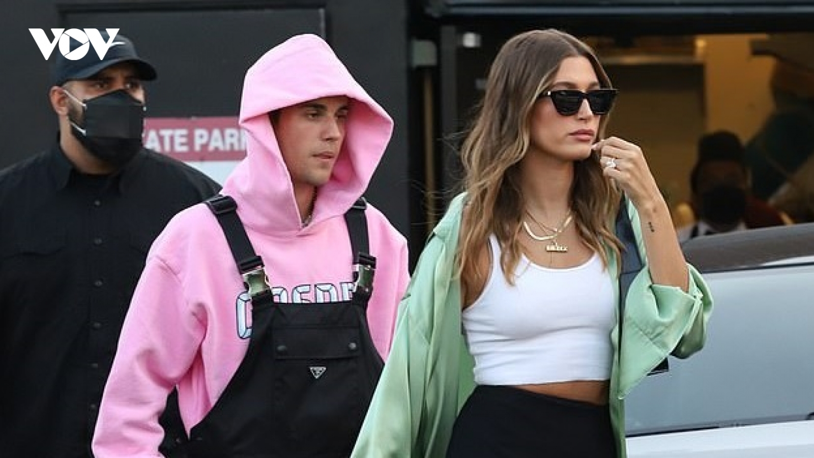 Hailey Baldwin lên đồ gợi cảm đi ăn tối cùng chồng