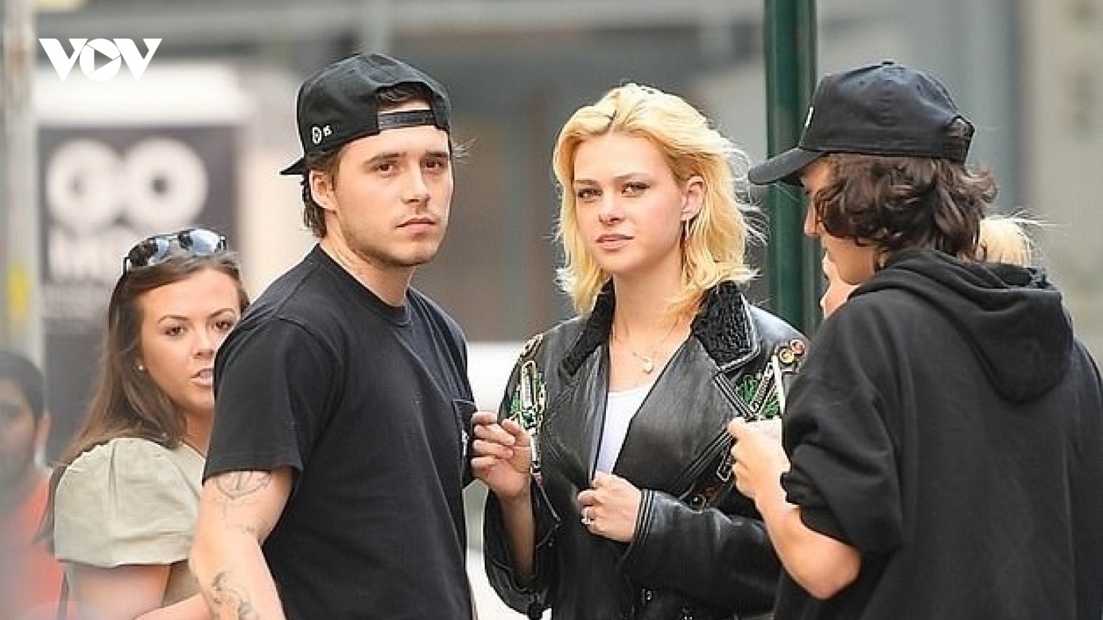 Brooklyn Beckham và vợ sắp cưới Nicola Peltz ngọt ngào ôm nhau trên phố