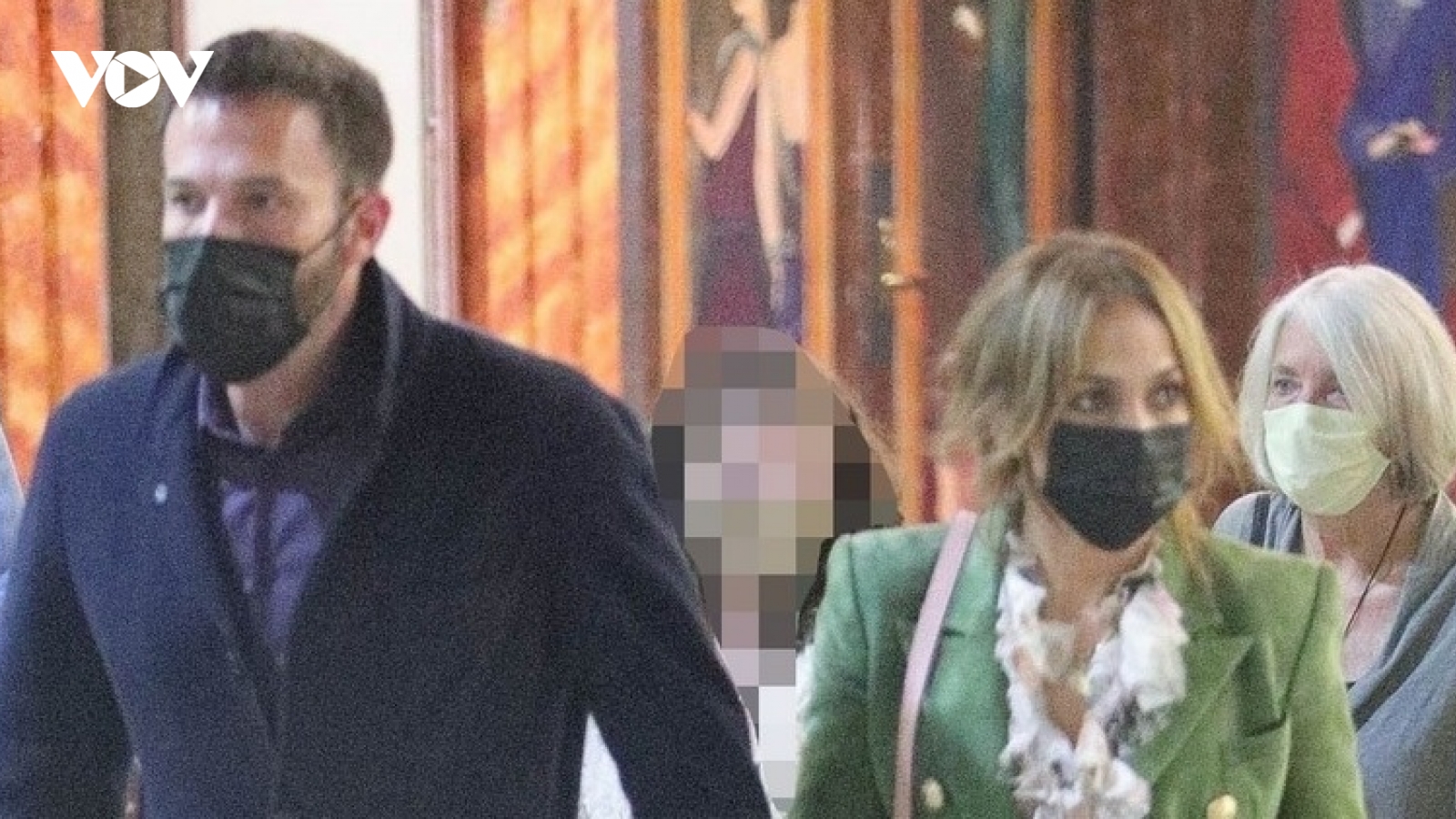 Ben Affleck - Jennifer Lopez nắm tay tình cảm đi xem nhạc kịch