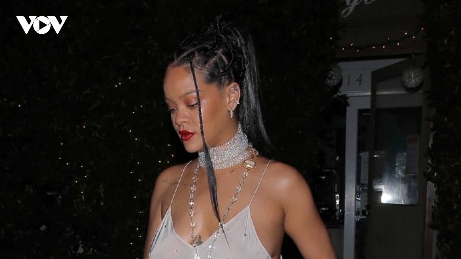 Tỷ phú Rihanna đeo trang sức đắt giá đến nhà hàng lúc nửa đêm