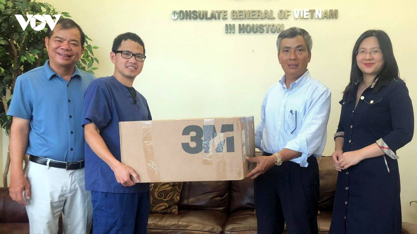 Bác sĩ người Việt ở Mỹ tặng 3.000 khẩu trang 3M-N95 hỗ trợ nhân viên y tế trong nước