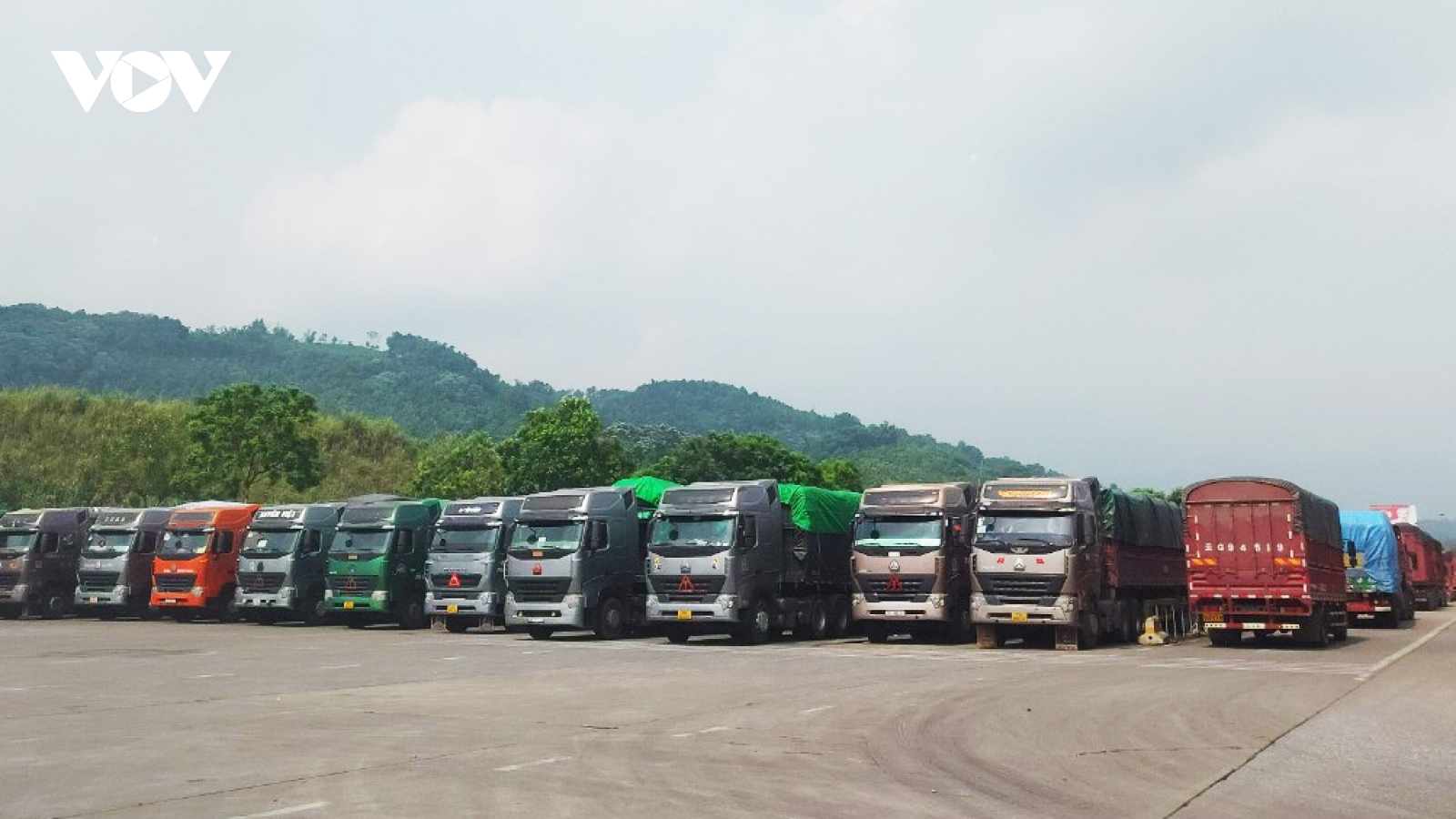 Hàng trăm tấn nông sản tiếp tục được xuất khẩu qua cửa khẩu Kim Thành