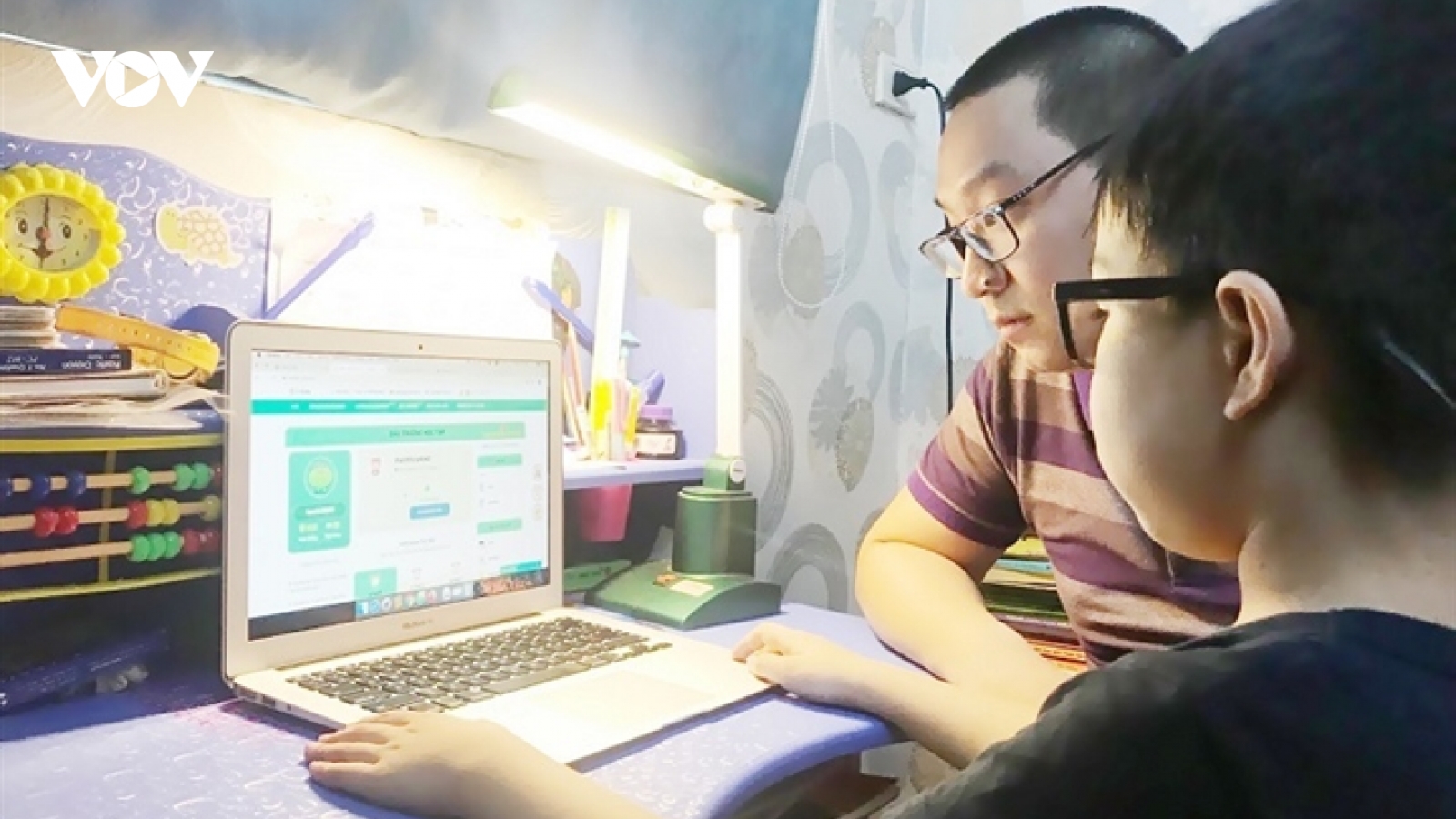 Phụ huynh phát hoảng trước thời khoá biểu học online 6 tiết/ngày của trẻ lớp 1